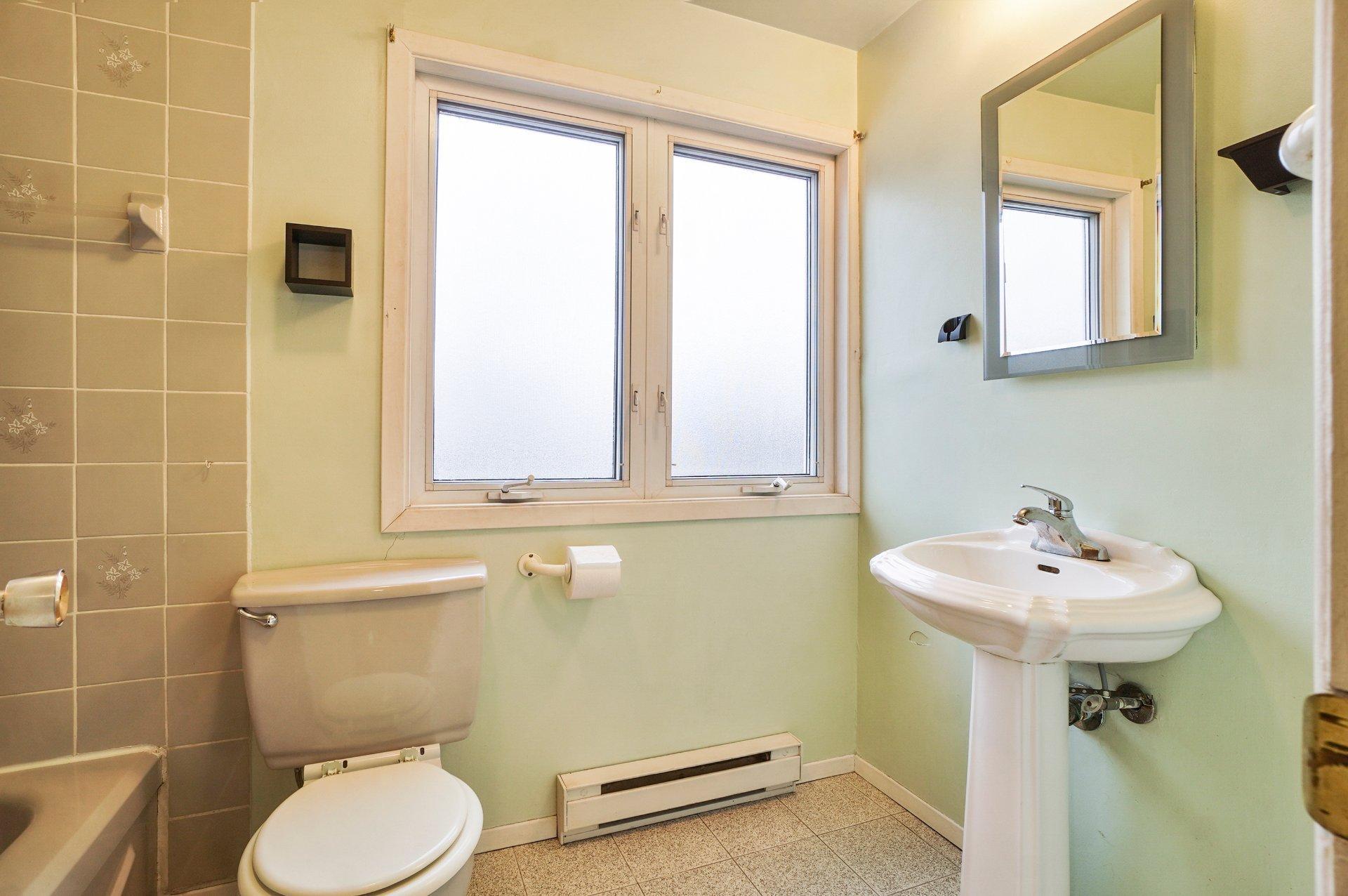 









8258


Av. de la Roche-Sur-Yon

,
Montréal (Anjou),




QC
H1K1B2

