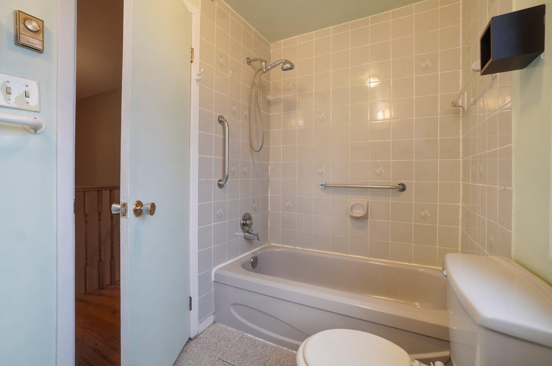 









8258


Av. de la Roche-Sur-Yon

,
Montréal (Anjou),




QC
H1K1B2

