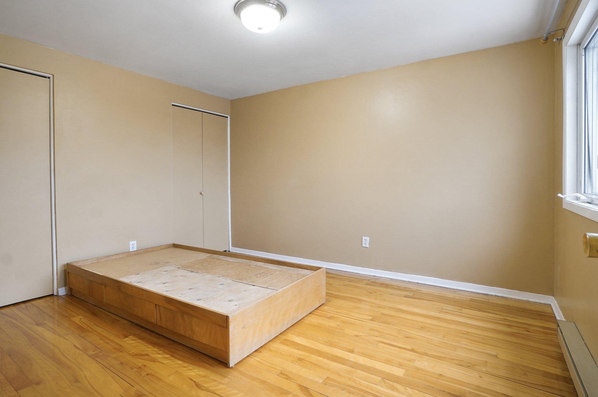 









8258


Av. de la Roche-Sur-Yon

,
Montréal (Anjou),




QC
H1K1B2

