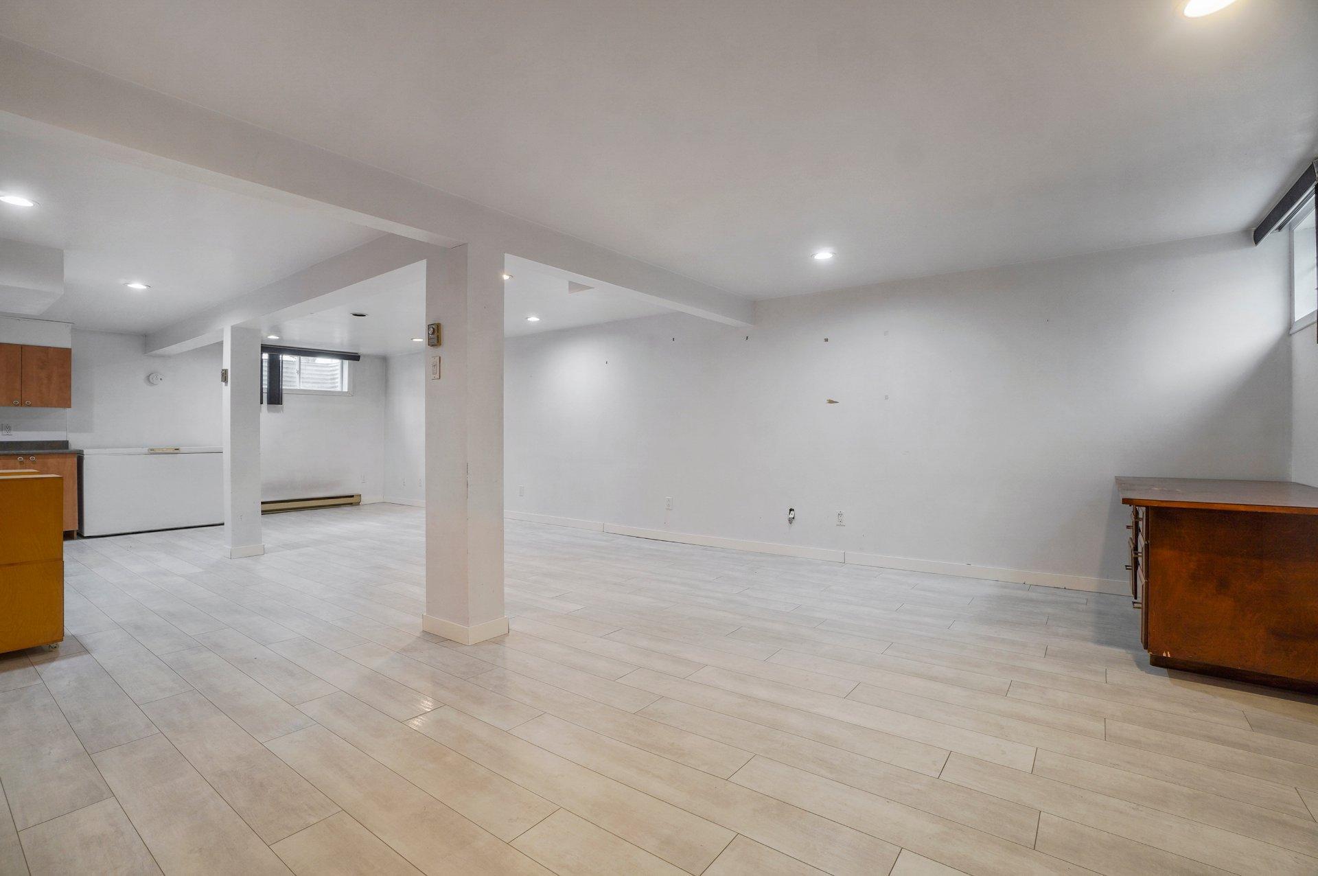 









8258


Av. de la Roche-Sur-Yon

,
Montréal (Anjou),




QC
H1K1B2

