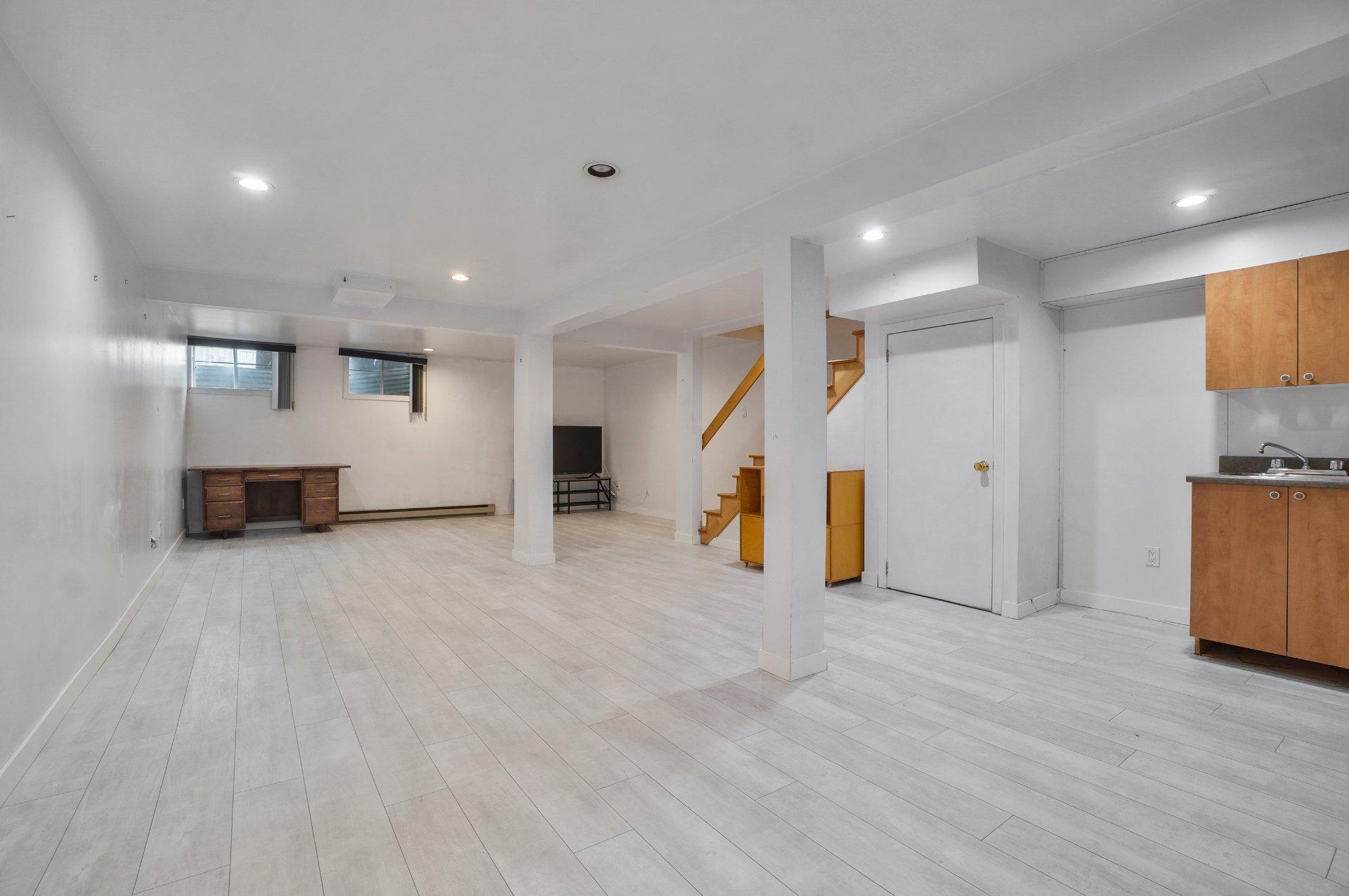 









8258


Av. de la Roche-Sur-Yon

,
Montréal (Anjou),




QC
H1K1B2

