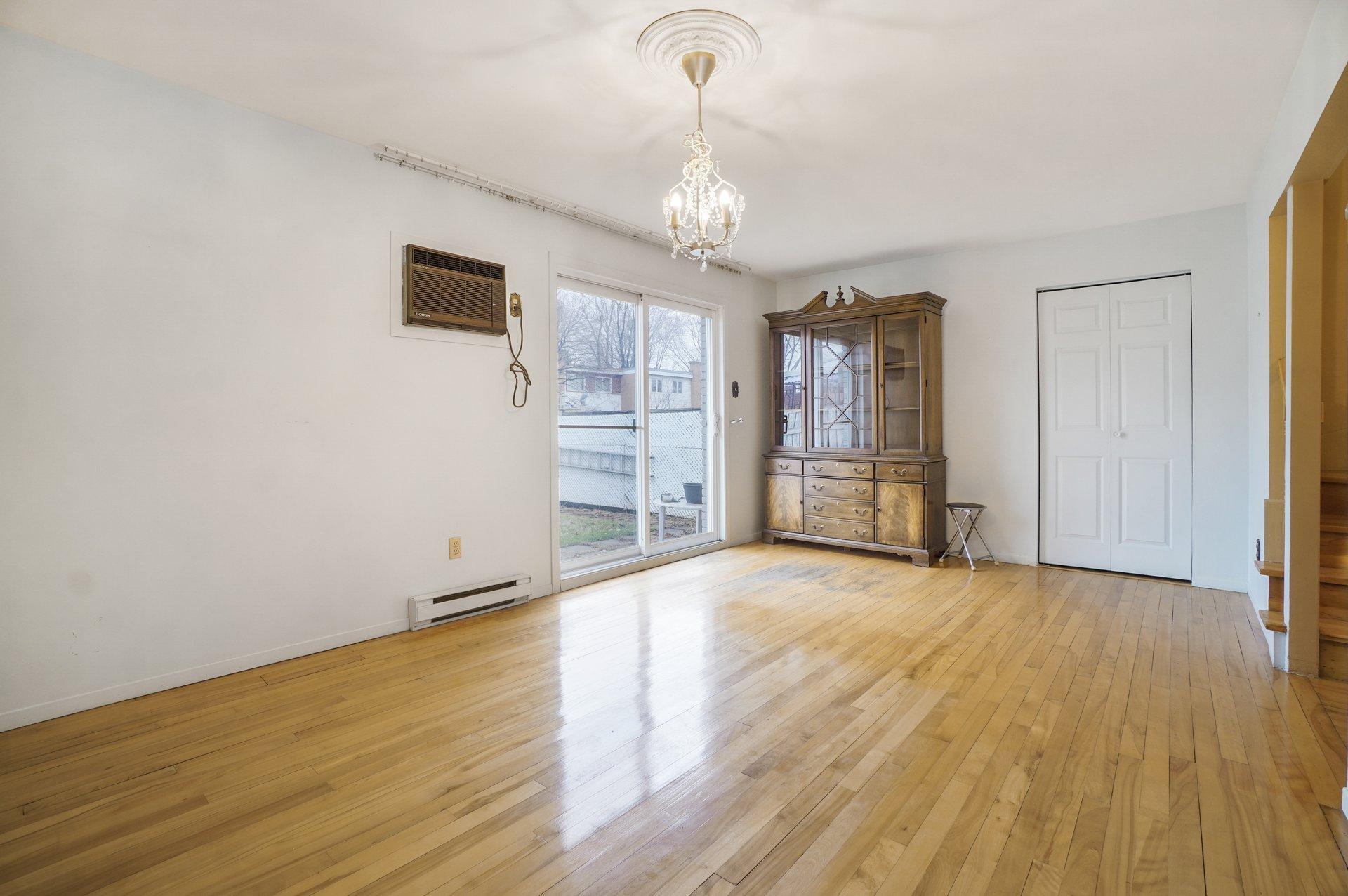 









8258


Av. de la Roche-Sur-Yon

,
Montréal (Anjou),




QC
H1K1B2

