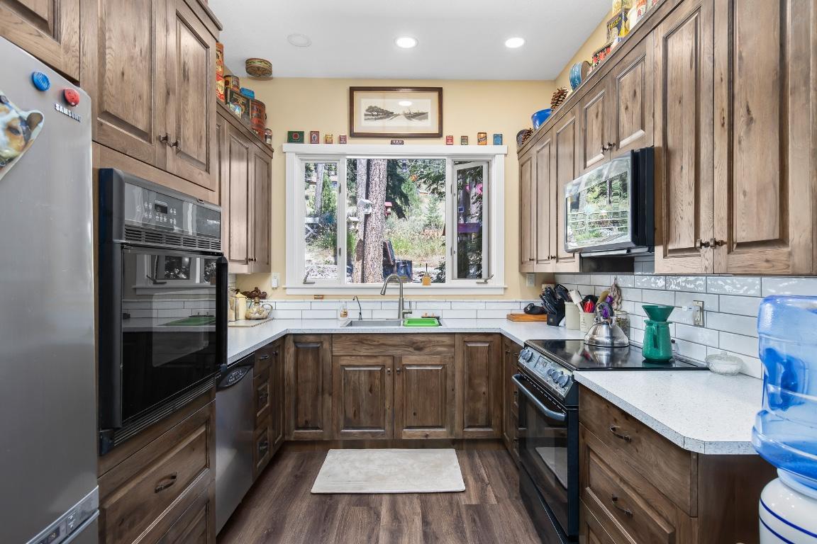









6871


33

Highway,
Kelowna,




BC
V1P 1H9

