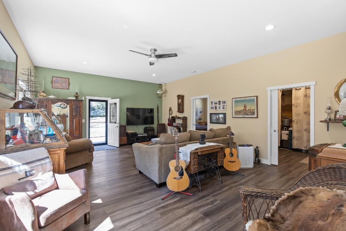 









6871


33

Highway,
Kelowna,




BC
V1P 1H9

