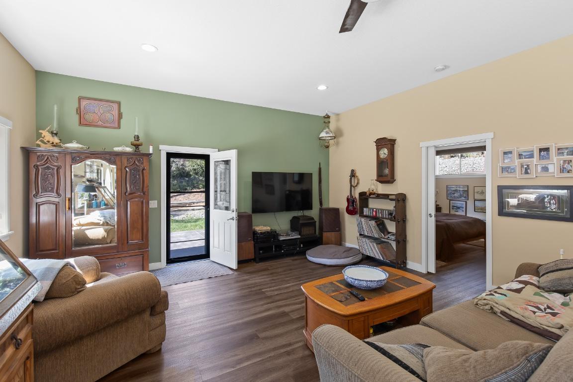 









6871


33

Highway,
Kelowna,




BC
V1P 1H9

