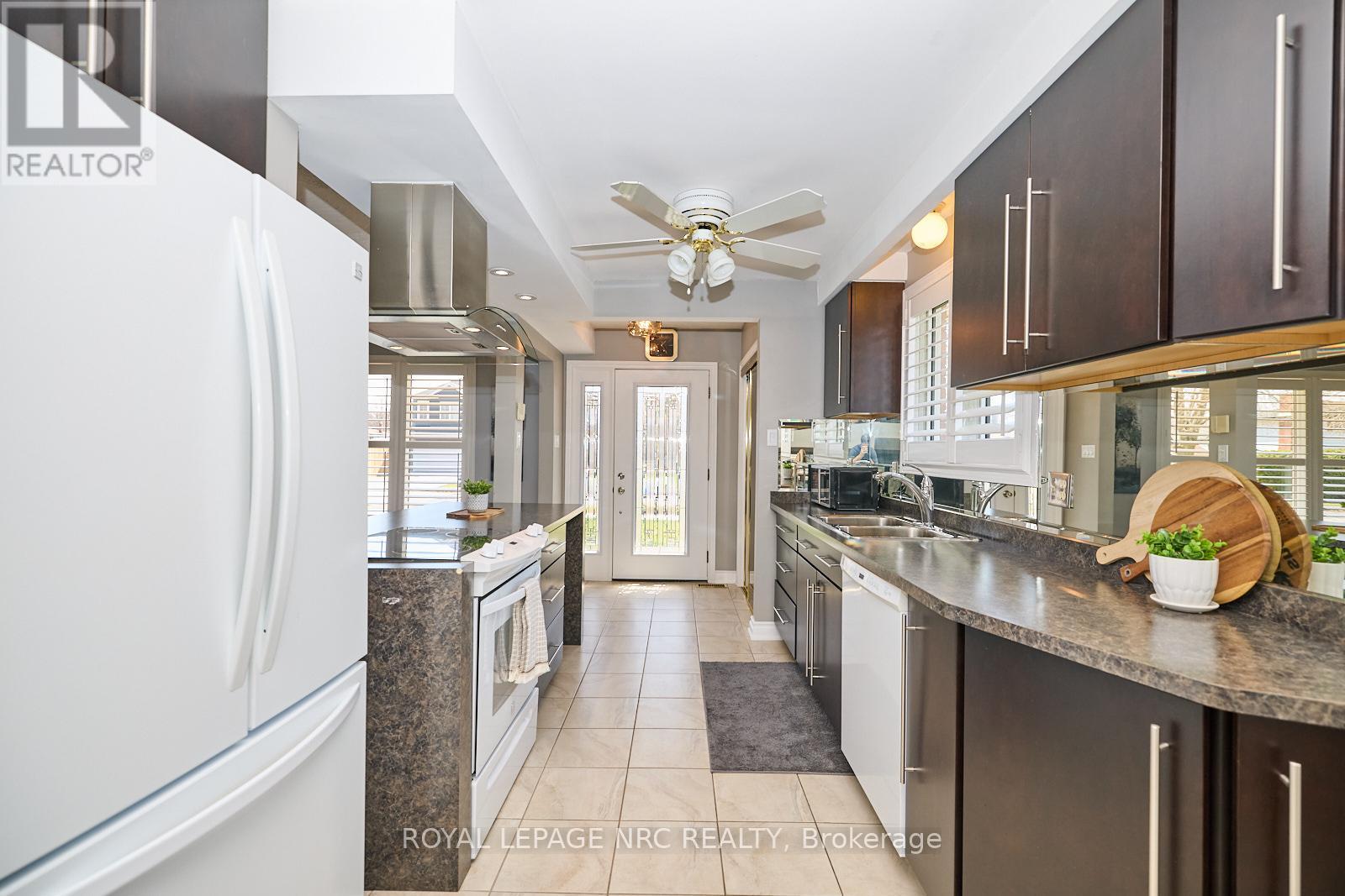 












3327 WILTSHIRE BOULEVARD

,
Niagara Falls (Casey),




Ontario
L2J3M1

