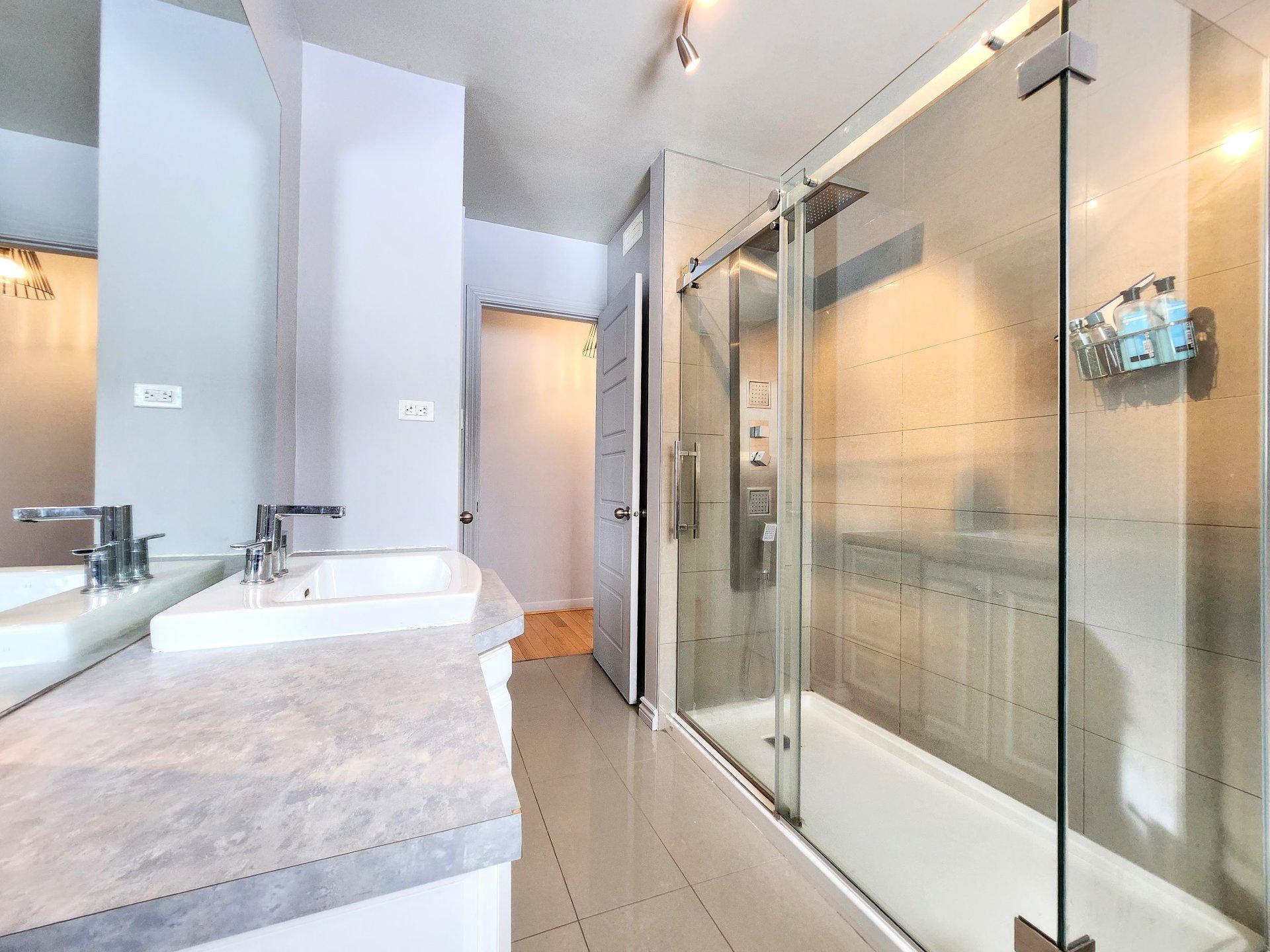 









69


9e Rue

,
Shawinigan,




QC
G9T4E9

