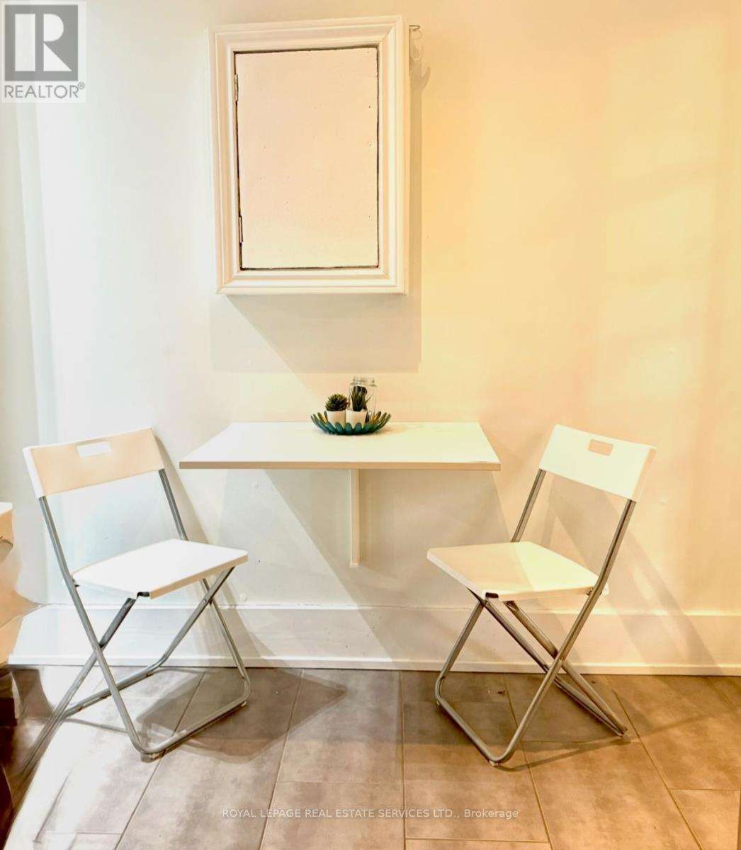 












MAIN - 913 PALMERSTON AVE AVENUE

,
Toronto,




Ontario
M6G2S4

