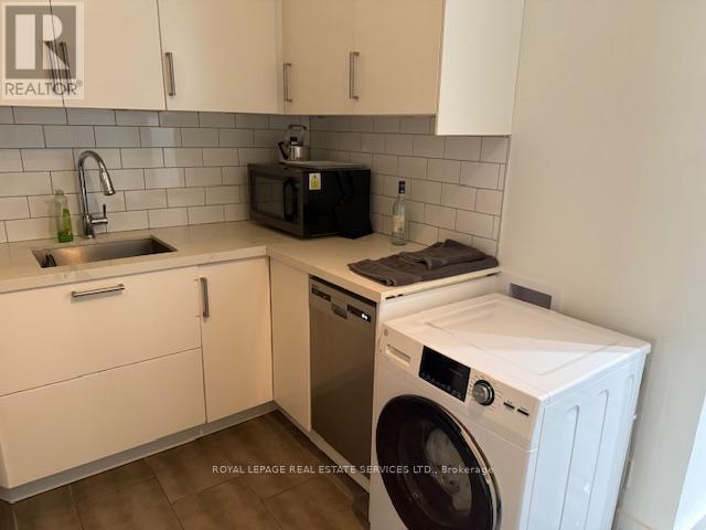 












MAIN - 913 PALMERSTON AVE AVENUE

,
Toronto,




Ontario
M6G2S4

