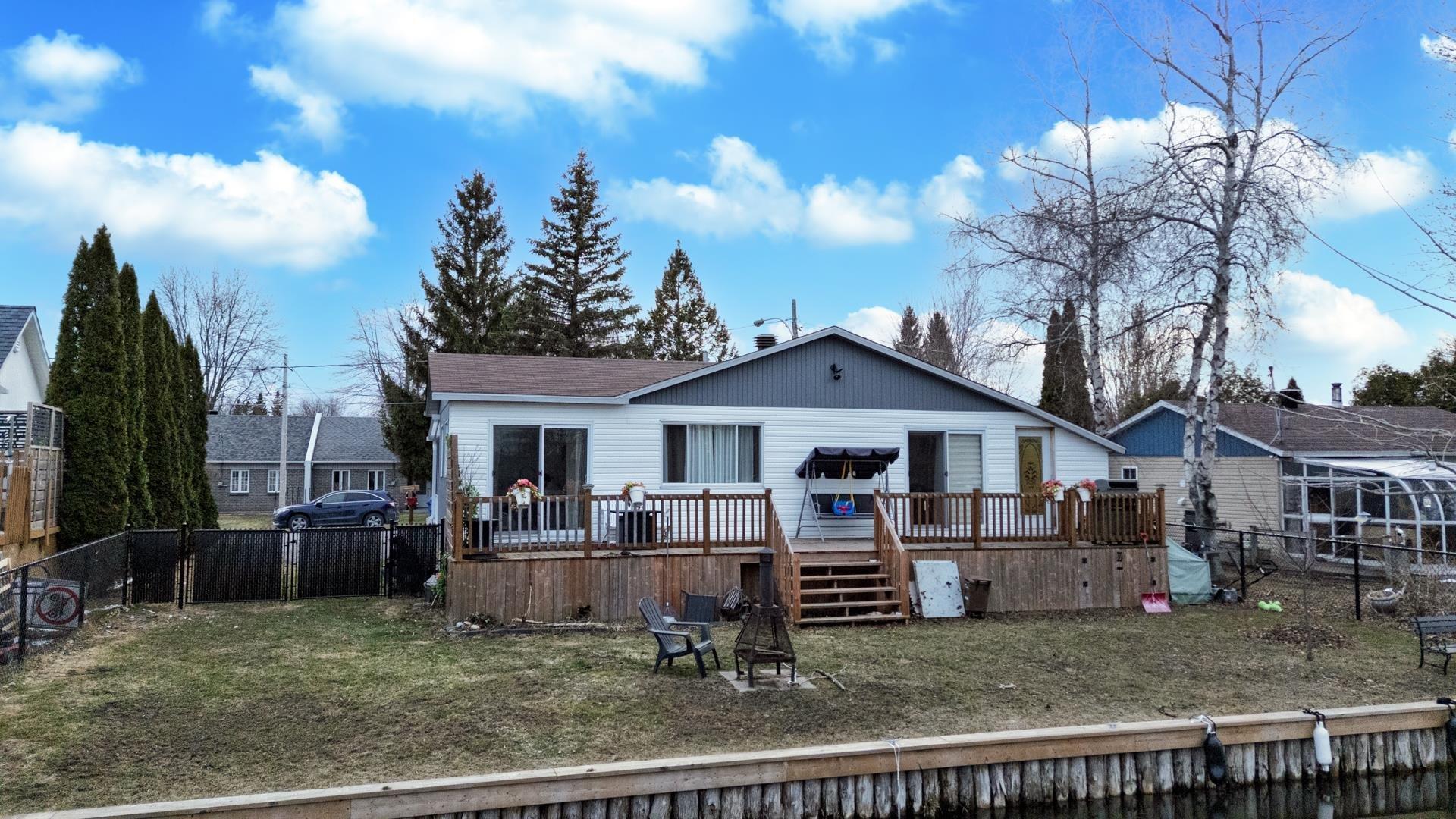 









279


3e Rue

,
Saint-Zotique,




QC
J0P1Z0

