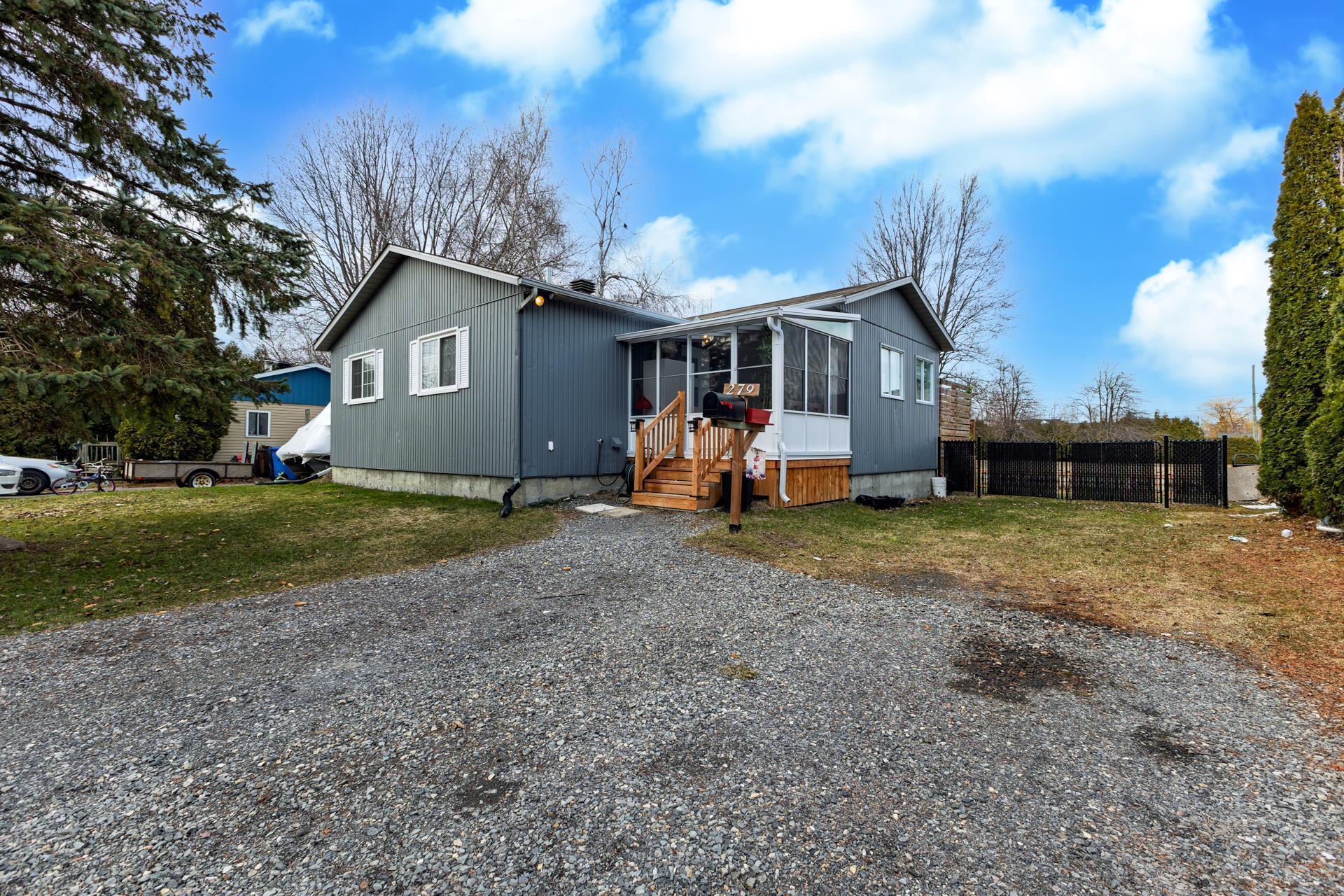 









279


3e Rue

,
Saint-Zotique,




QC
J0P1Z0

