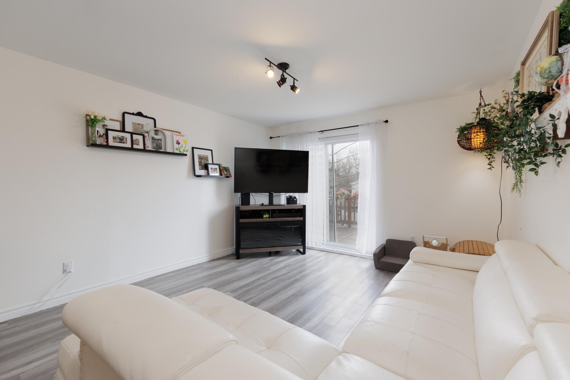 









279


3e Rue

,
Saint-Zotique,




QC
J0P1Z0

