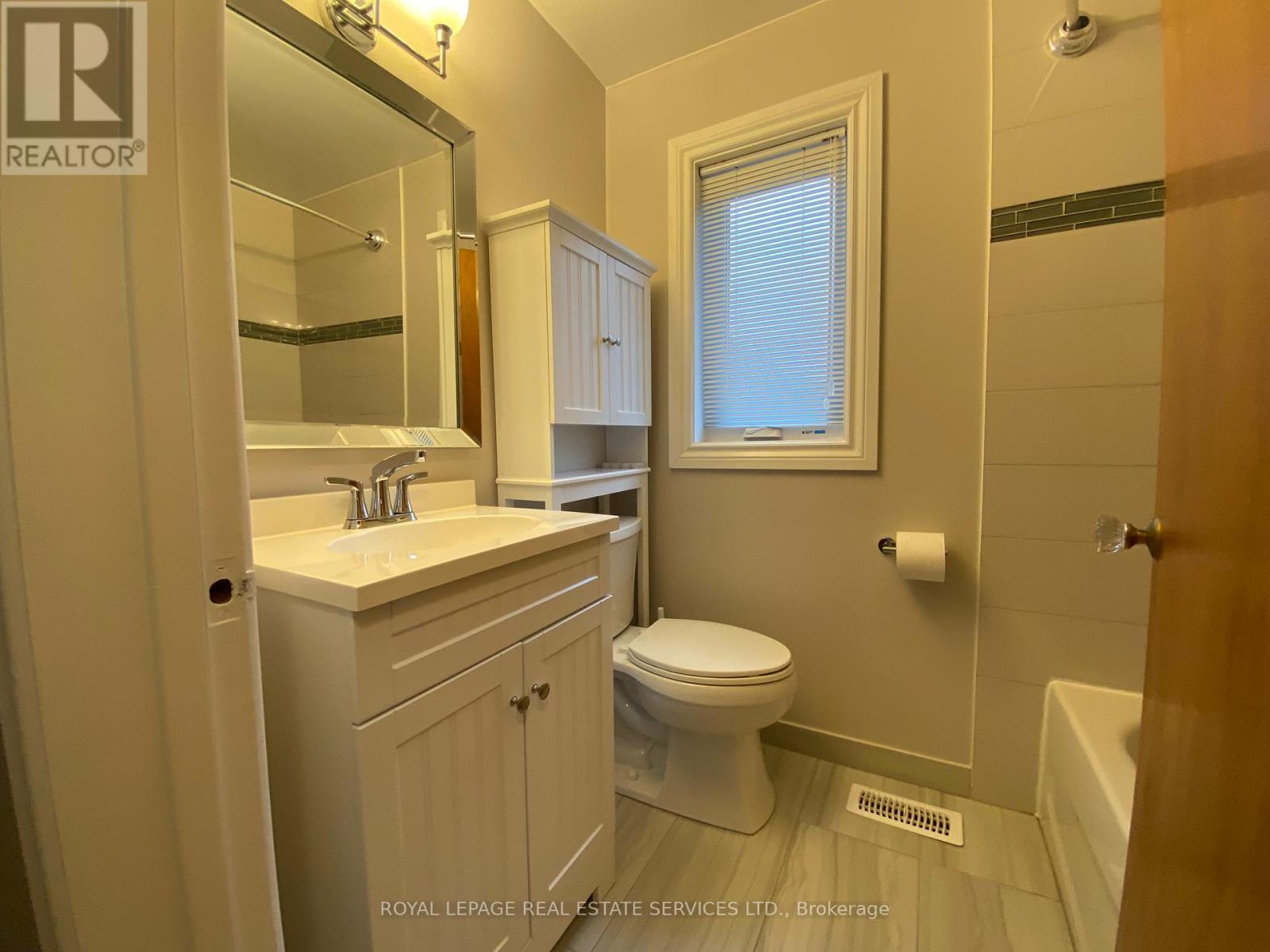 












2ND FLOOR - 132 EDINBOROUGH COURT

,
Toronto,




Ontario
M6N2E8

