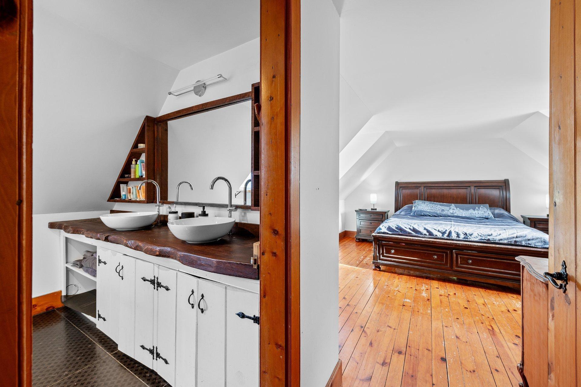 









3205


Rue Carignan

,
Sainte-Adèle,




QC
J8B3E1

