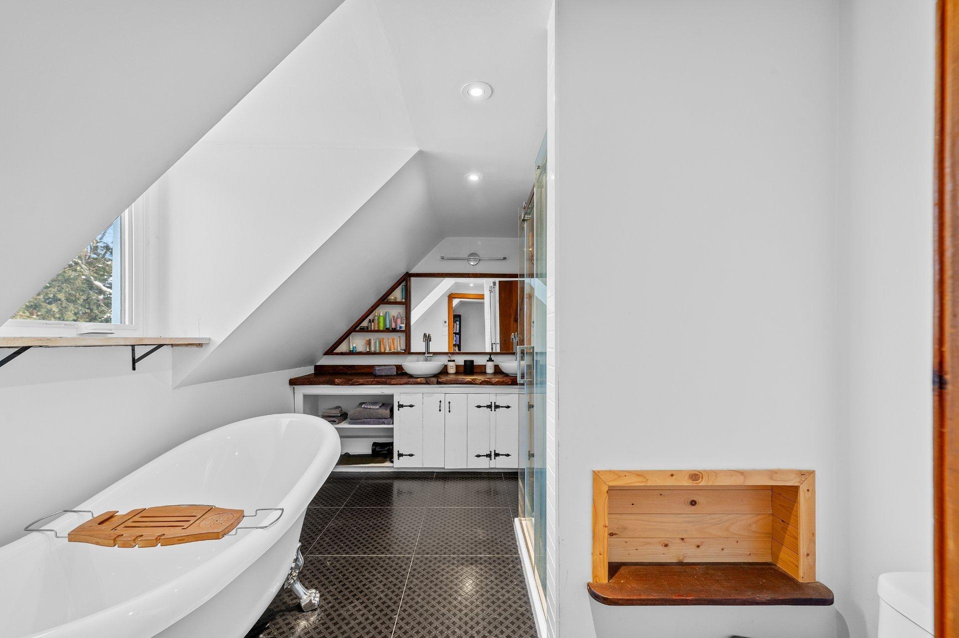 









3205


Rue Carignan

,
Sainte-Adèle,




QC
J8B3E1

