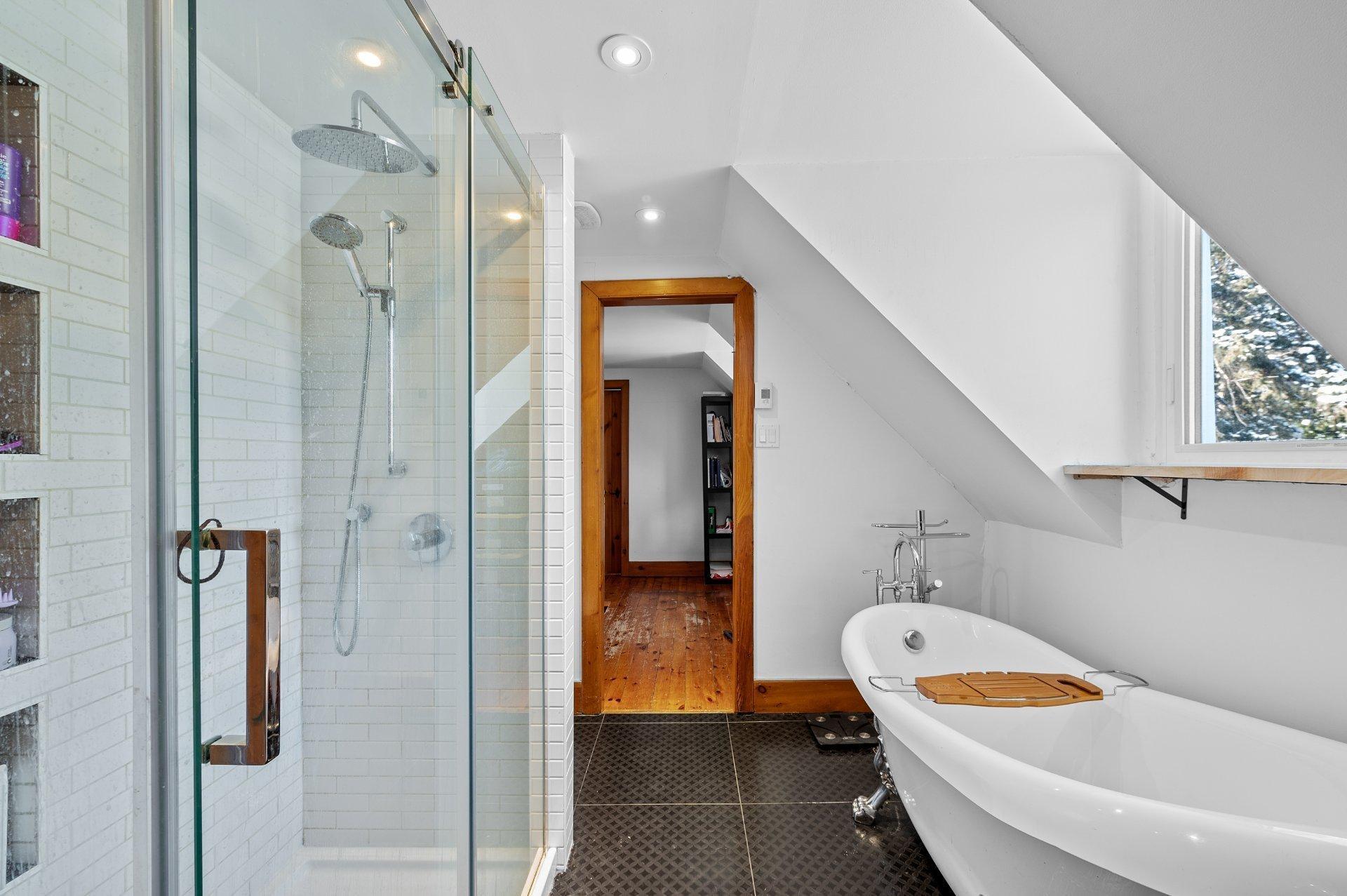 









3205


Rue Carignan

,
Sainte-Adèle,




QC
J8B3E1

