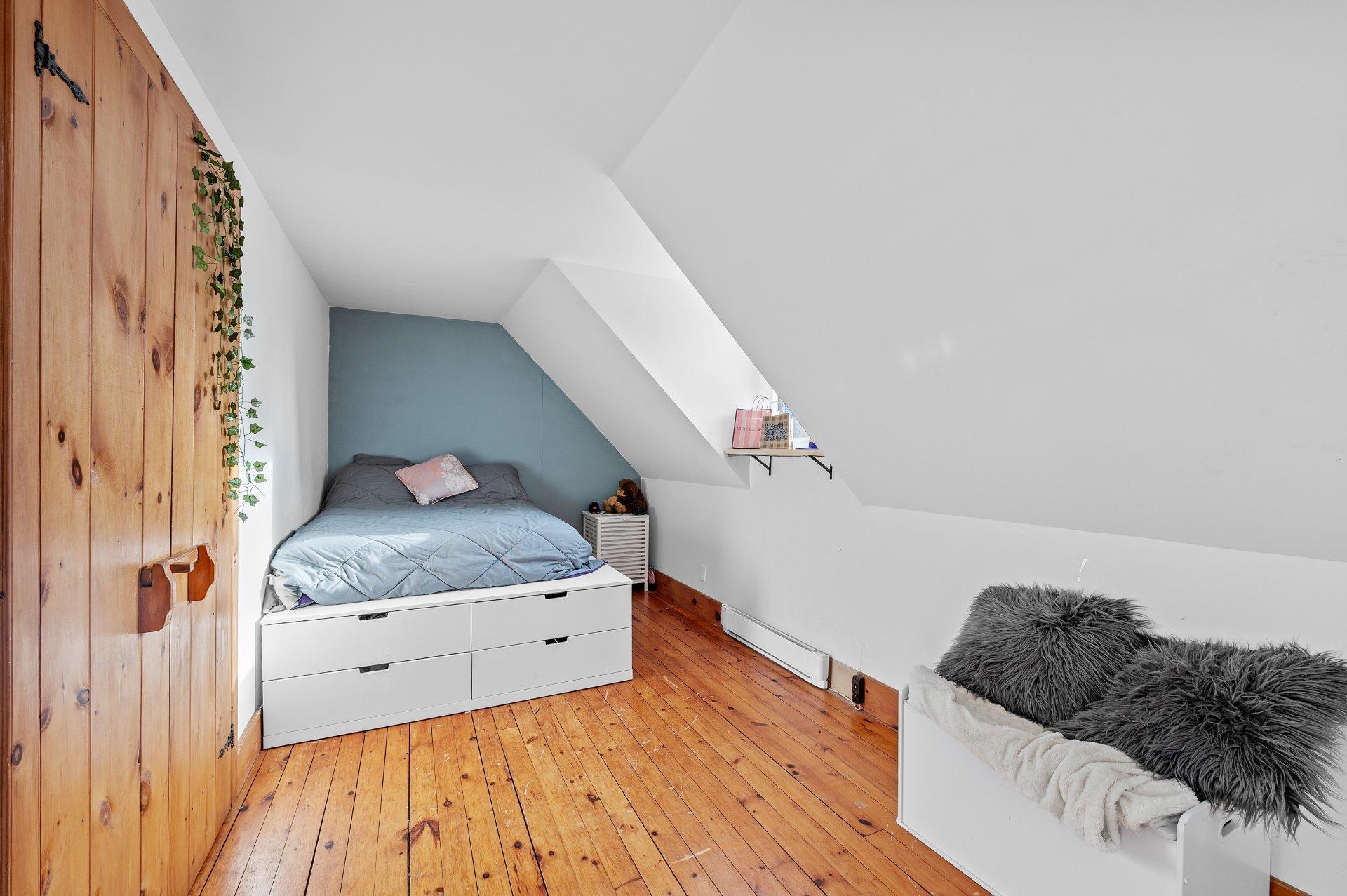 









3205


Rue Carignan

,
Sainte-Adèle,




QC
J8B3E1

