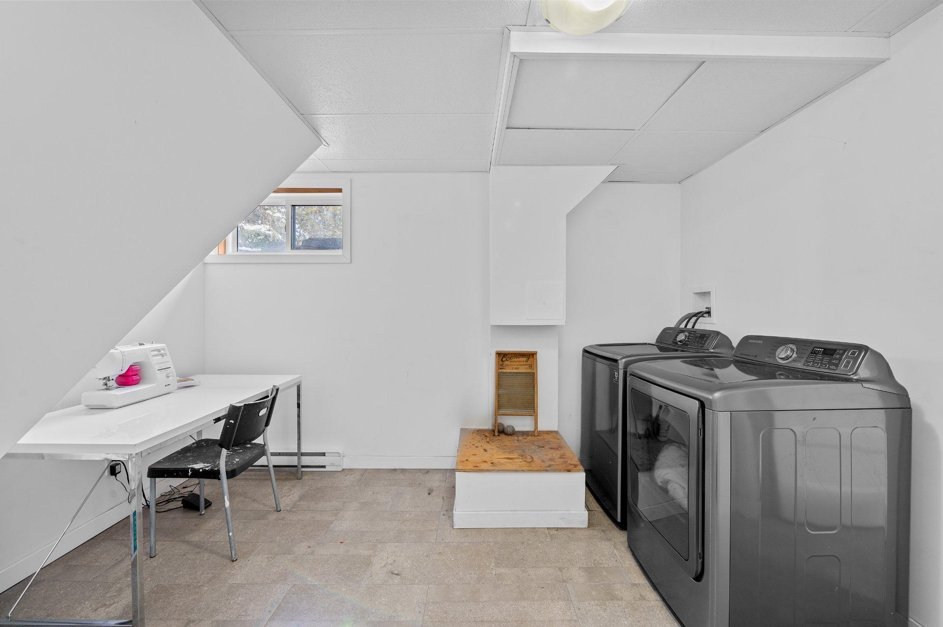









3205


Rue Carignan

,
Sainte-Adèle,




QC
J8B3E1

