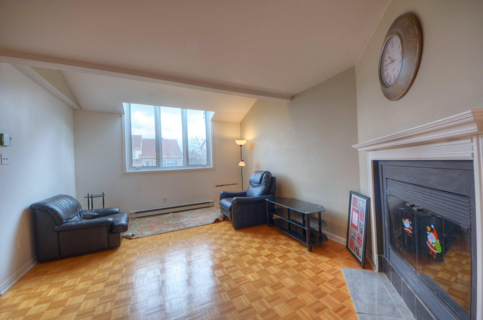 









3740


Rue Ontario

,
Brossard,




QC
J4Y3A2


