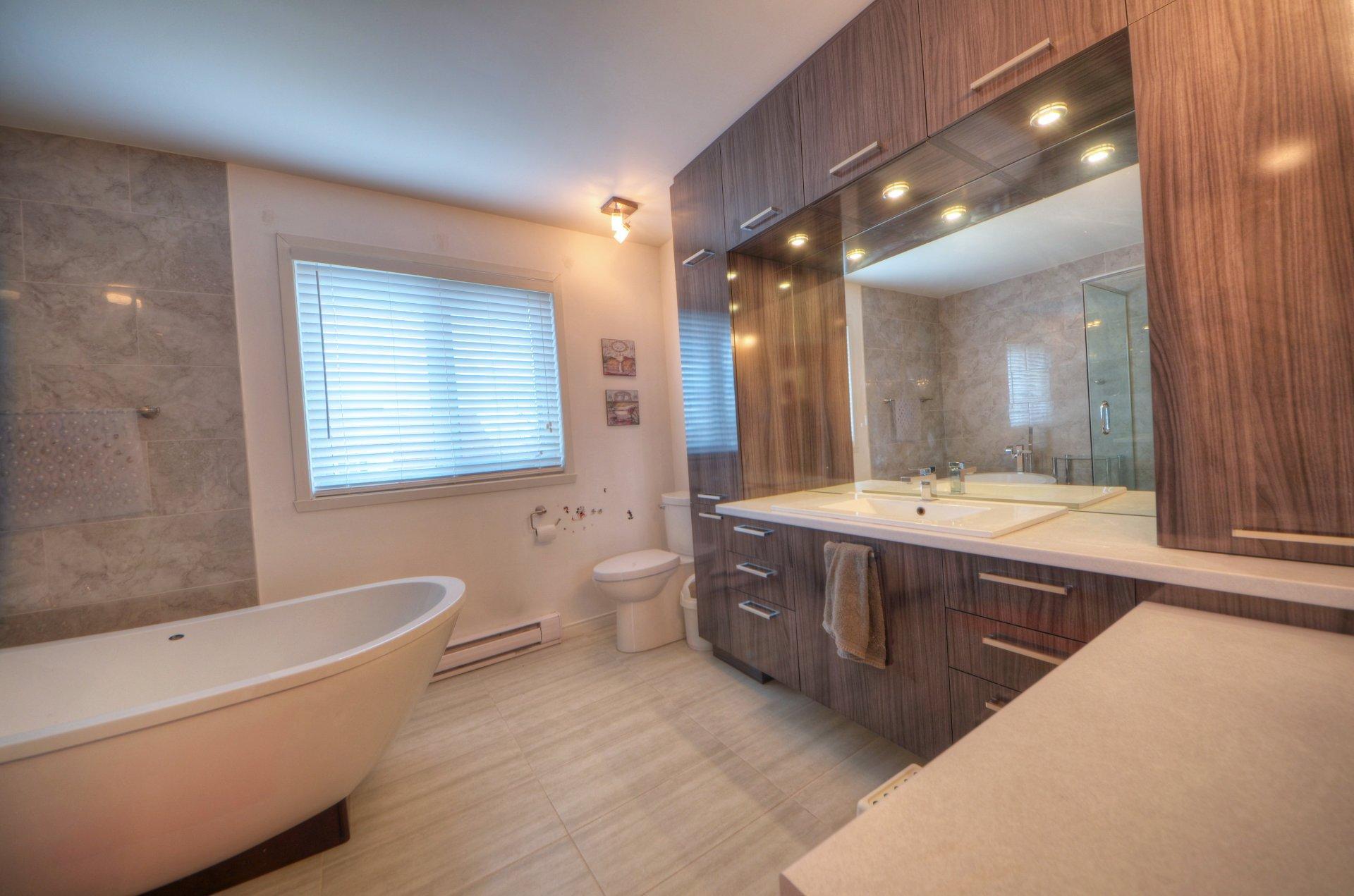 









3740


Rue Ontario

,
Brossard,




QC
J4Y3A2

