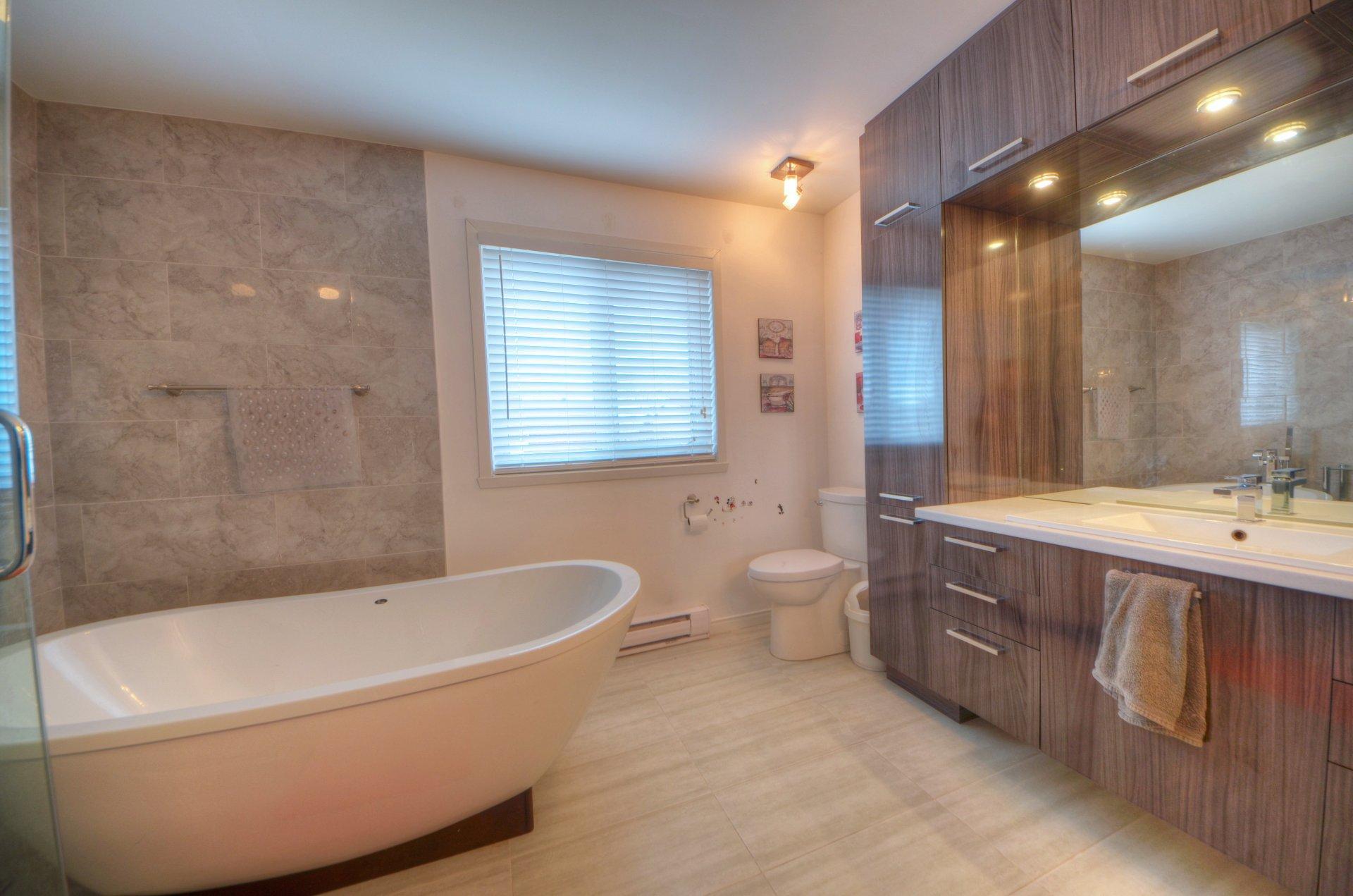 









3740


Rue Ontario

,
Brossard,




QC
J4Y3A2

