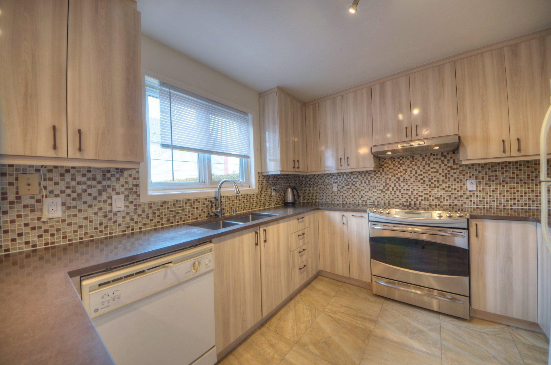 









3740


Rue Ontario

,
Brossard,




QC
J4Y3A2

