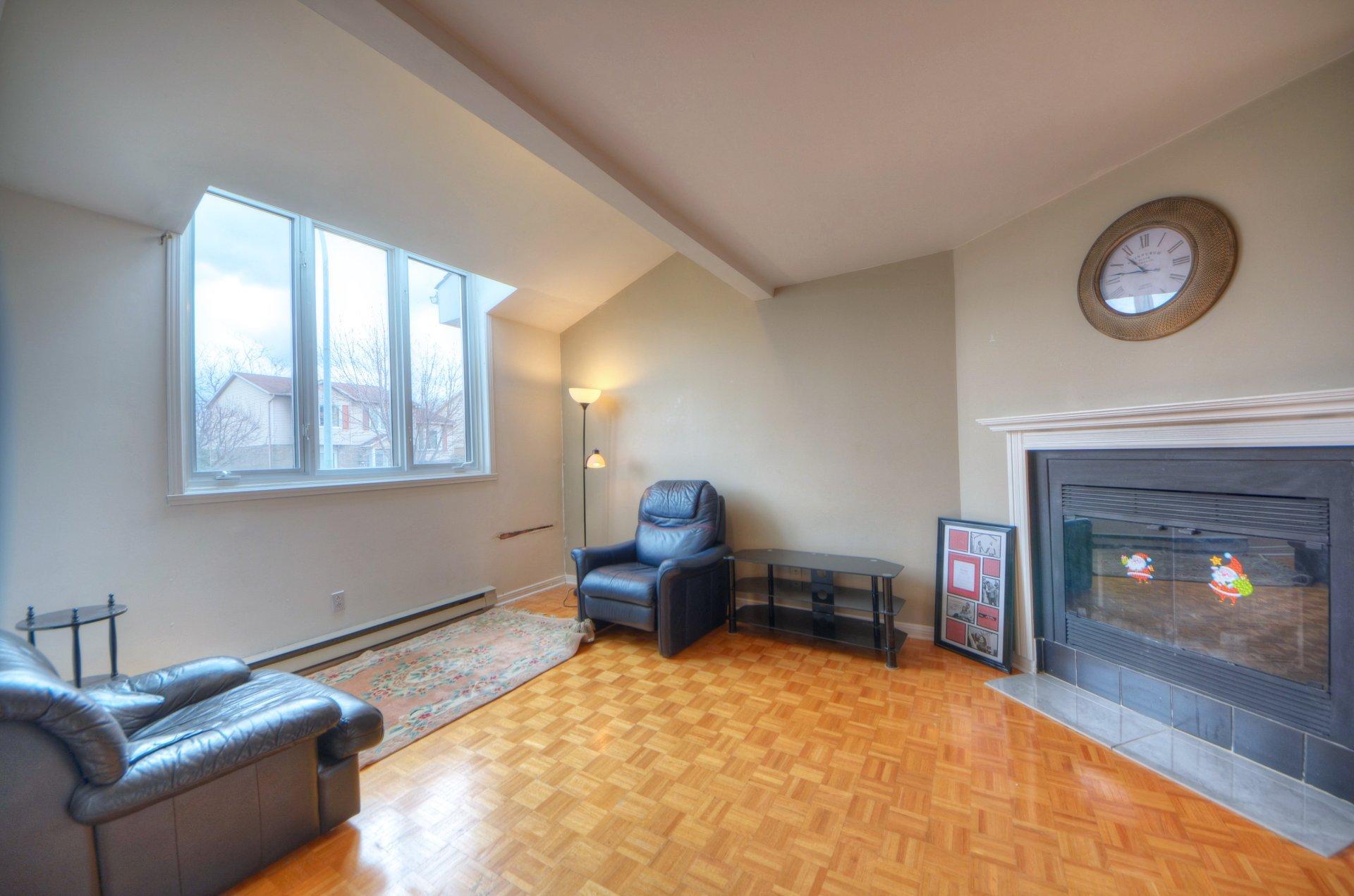 









3740


Rue Ontario

,
Brossard,




QC
J4Y3A2

