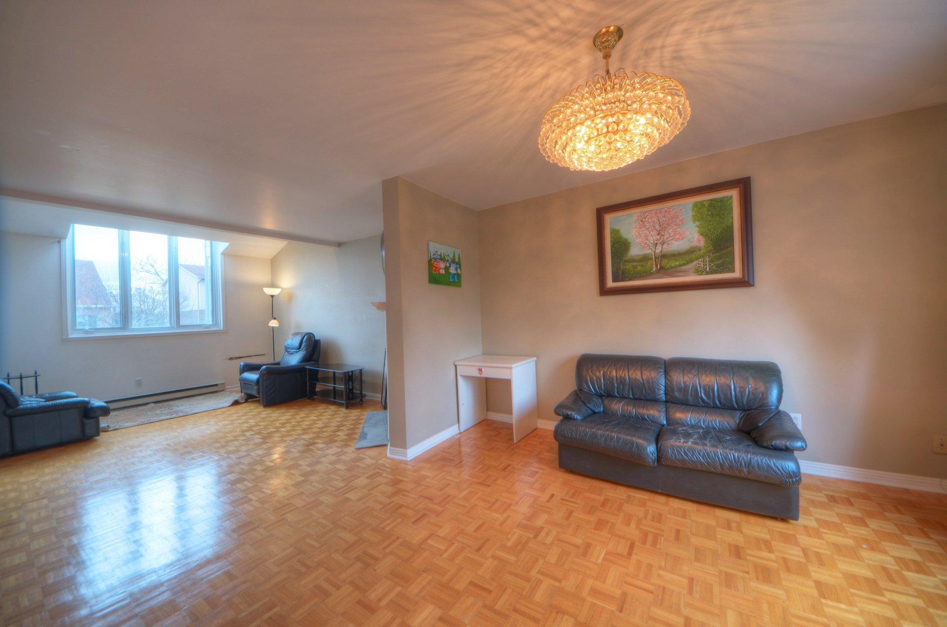 









3740


Rue Ontario

,
Brossard,




QC
J4Y3A2

