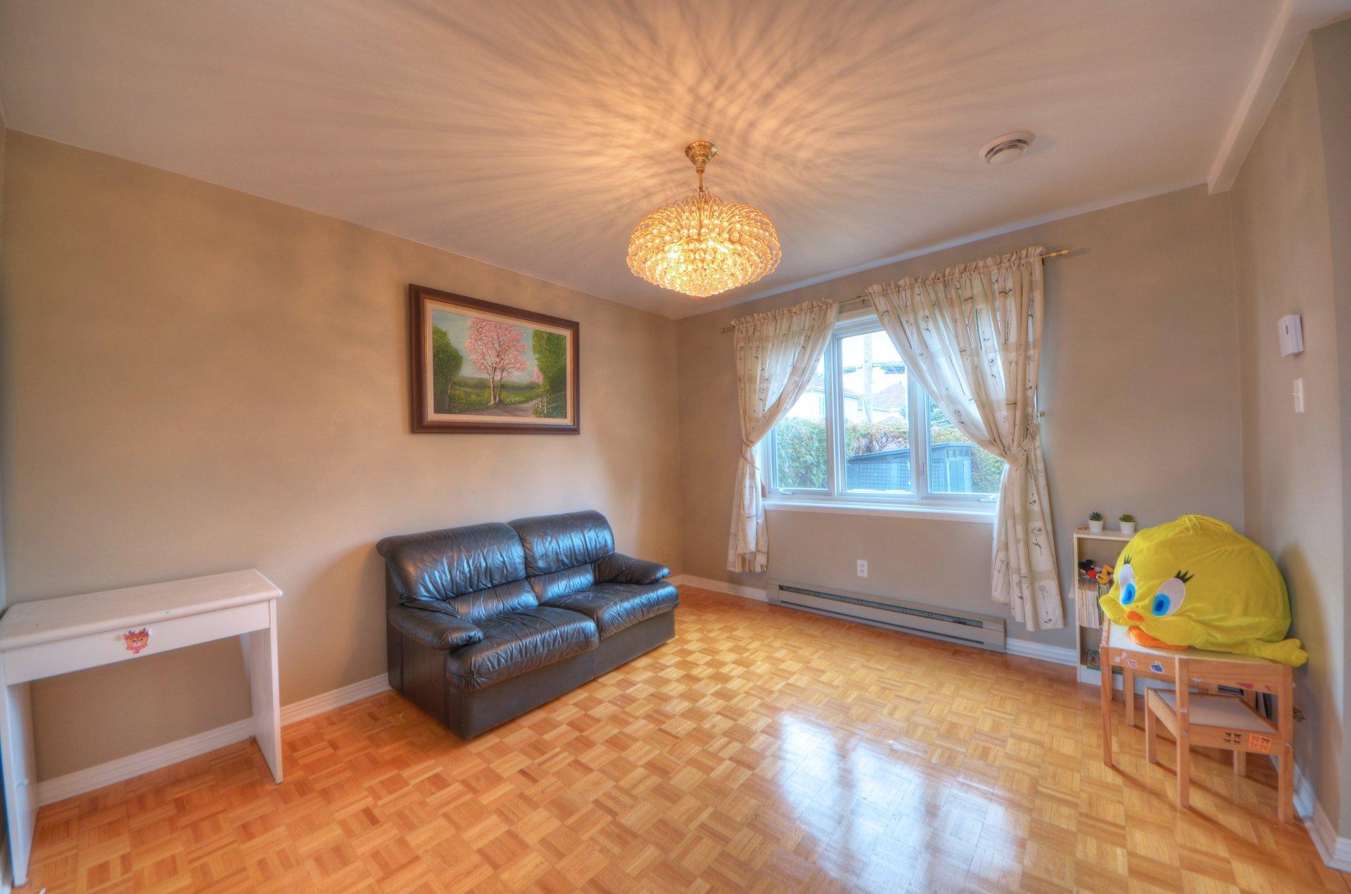 









3740


Rue Ontario

,
Brossard,




QC
J4Y3A2

