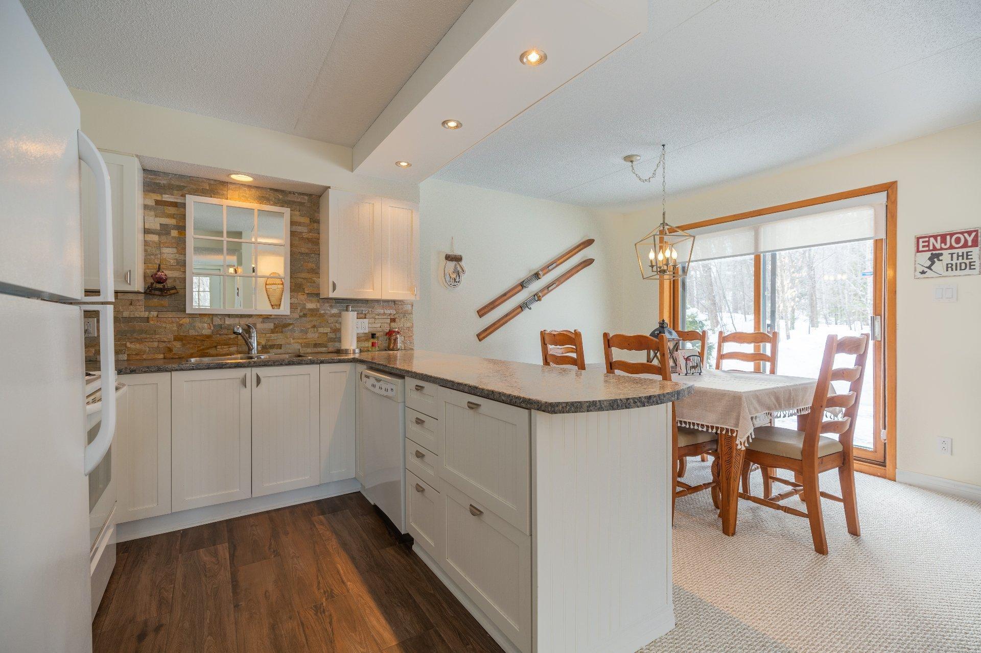 









771


Ch. des Éperviers

,
Piedmont,




QC
J0R1R3

