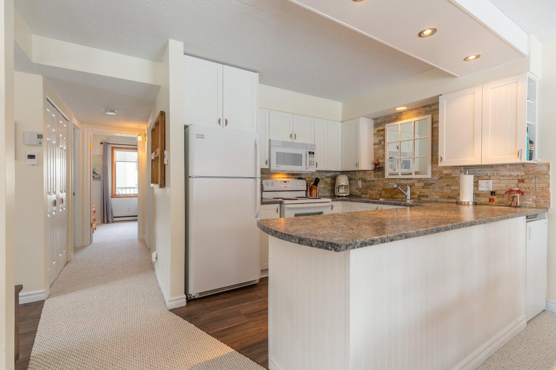 









771


Ch. des Éperviers

,
Piedmont,




QC
J0R1R3

