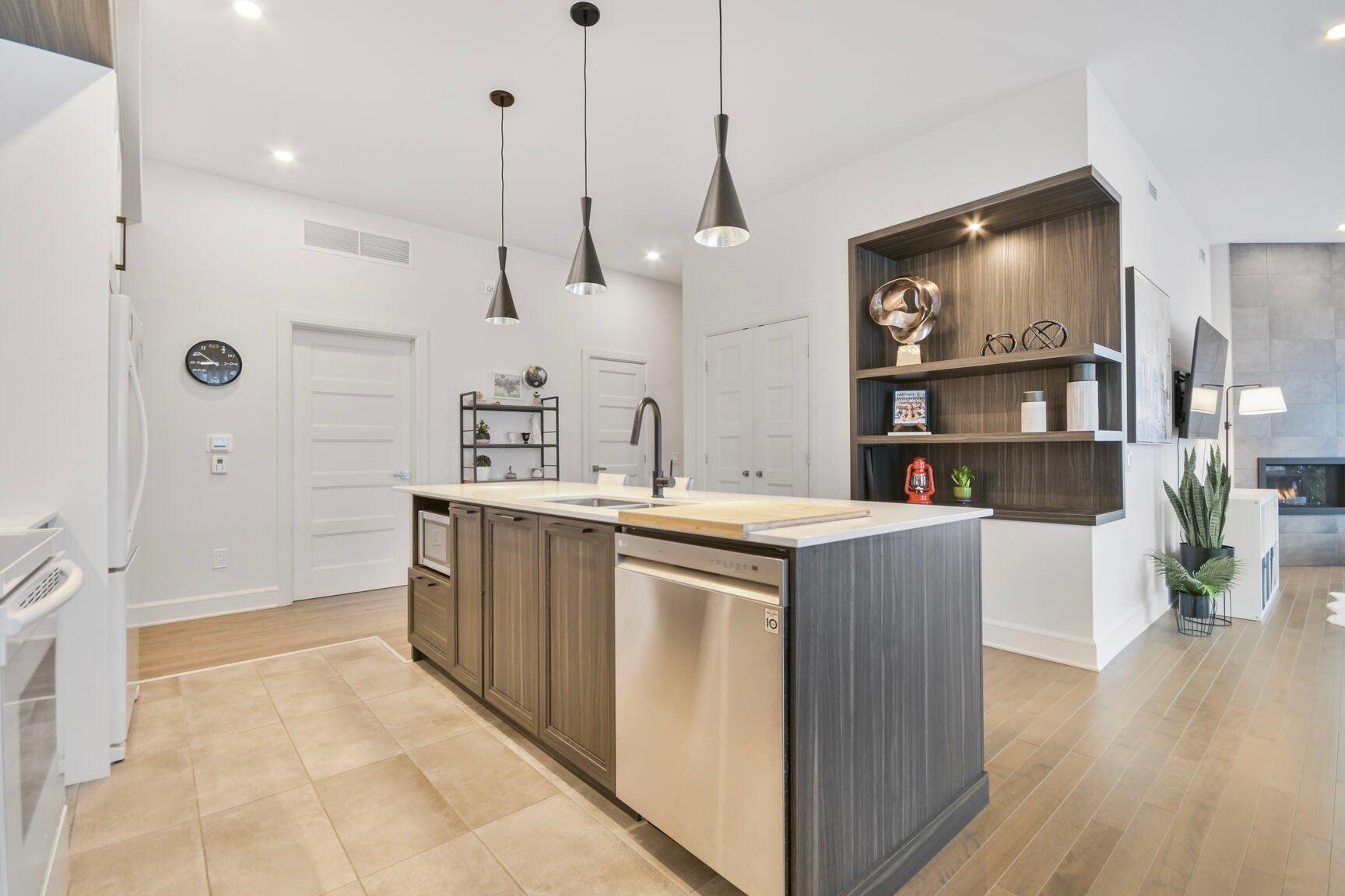 









18500


Rue J.-A.-Bombardier

, 1412,
Mirabel,




QC
J7J0R3

