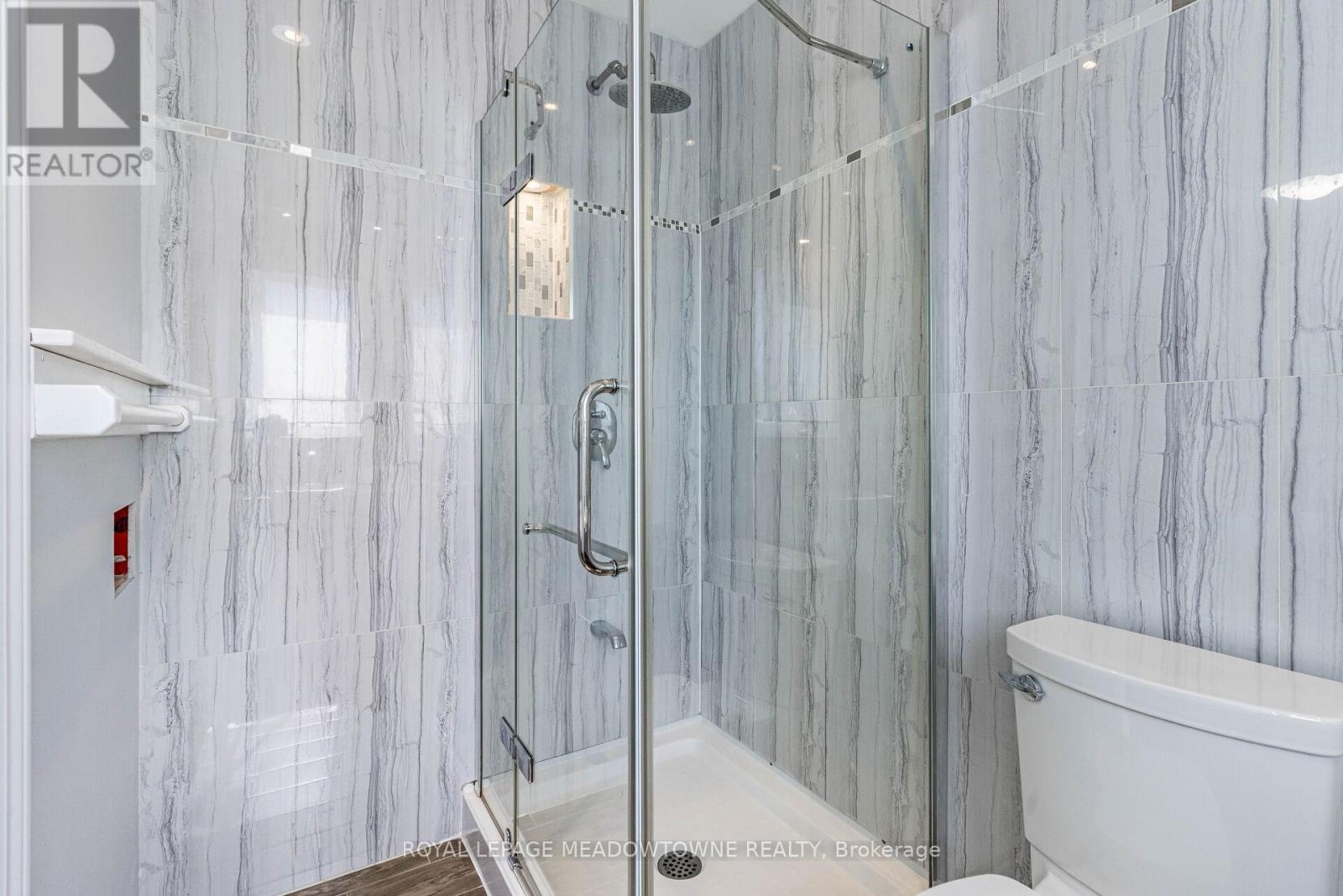 












450 OAKTREE CIRCLE

,
Mississauga,




Ontario
L5W1V5

