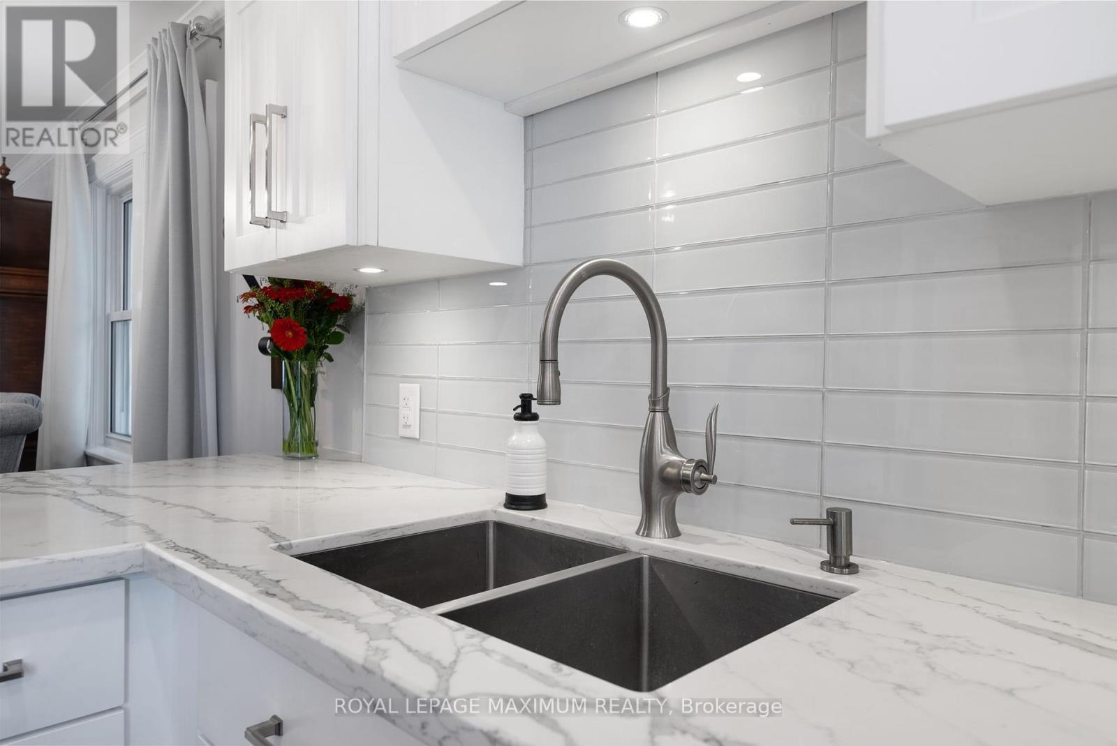 












527 MERTON STREET

,
Toronto,




Ontario
M4S1B4

