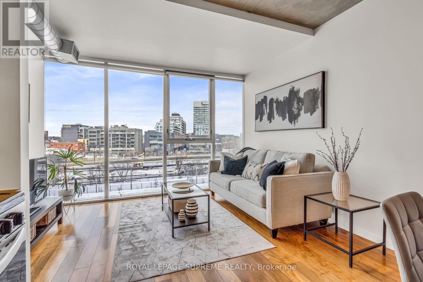 












523 - 32 TROLLEY CRESCENT

,
Toronto,




Ontario
M5A0E8

