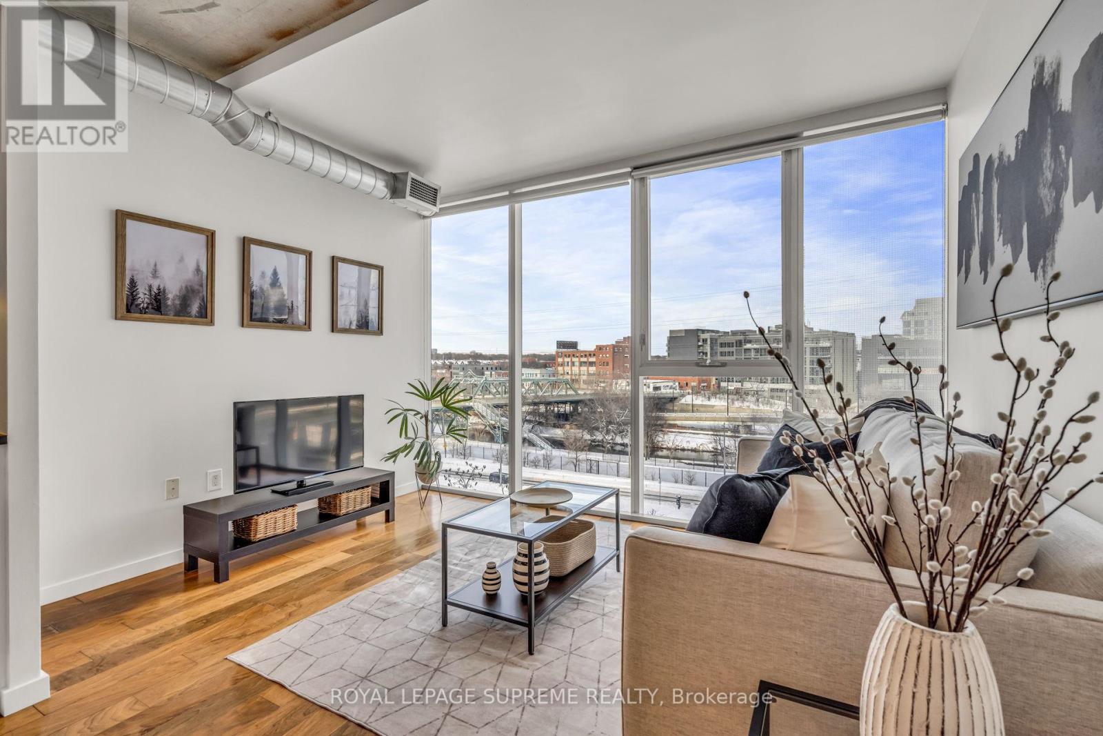 












523 - 32 TROLLEY CRESCENT

,
Toronto,




Ontario
M5A0E8

