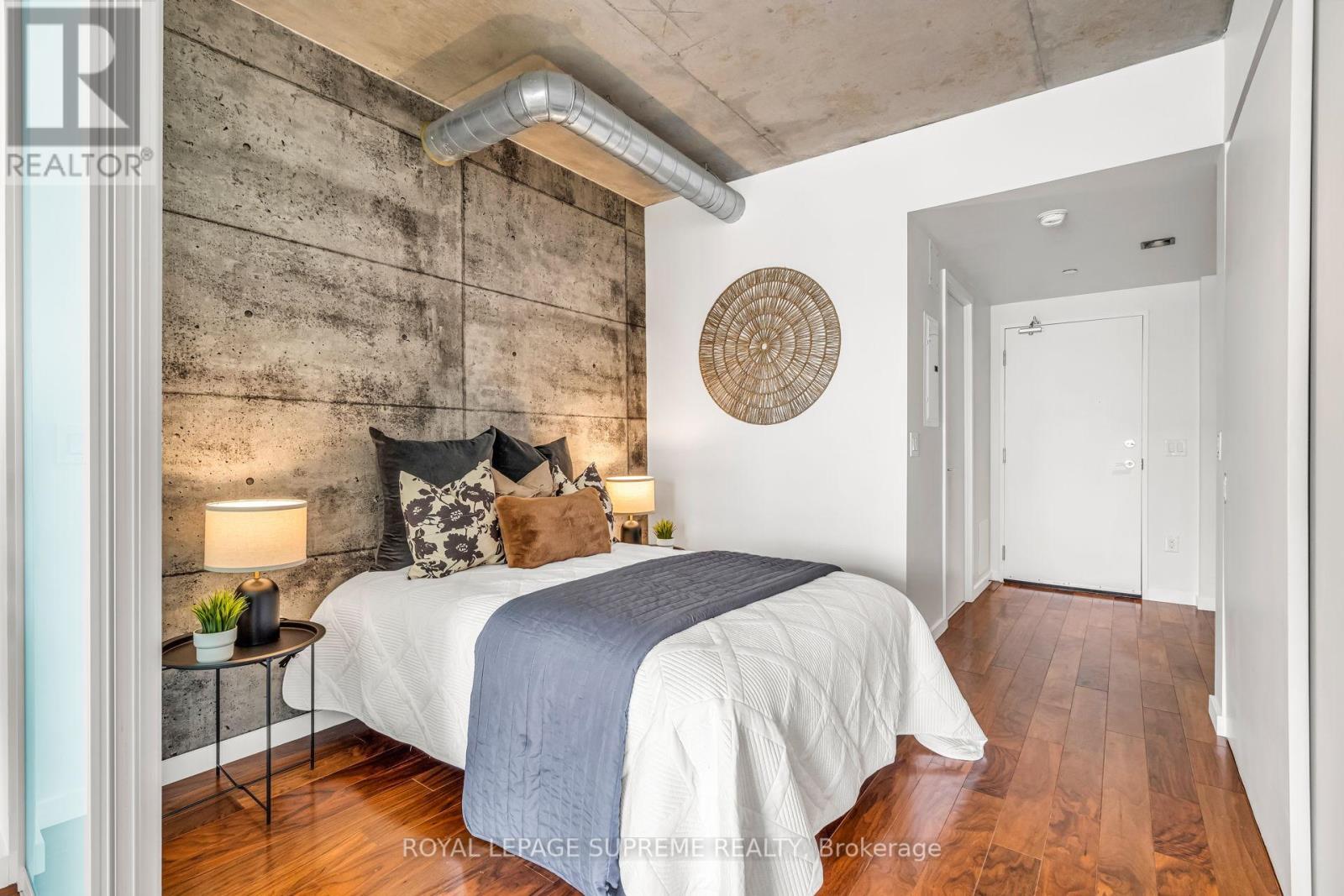 












523 - 32 TROLLEY CRESCENT

,
Toronto,




Ontario
M5A0E8

