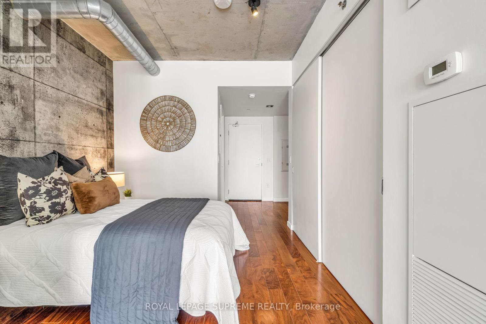 












523 - 32 TROLLEY CRESCENT

,
Toronto,




Ontario
M5A0E8

