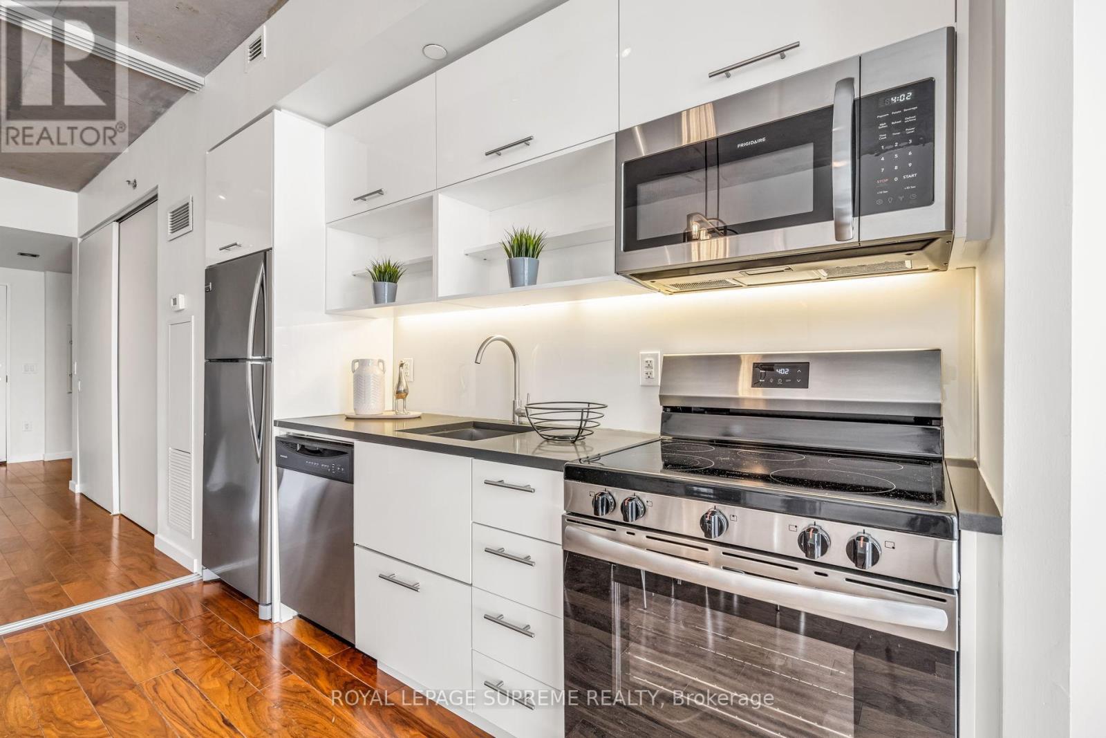 












523 - 32 TROLLEY CRESCENT

,
Toronto,




Ontario
M5A0E8


