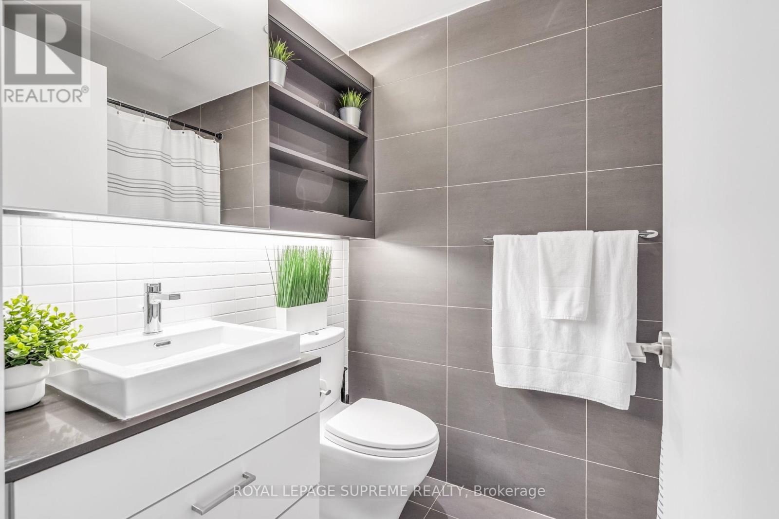 












523 - 32 TROLLEY CRESCENT

,
Toronto,




Ontario
M5A0E8

