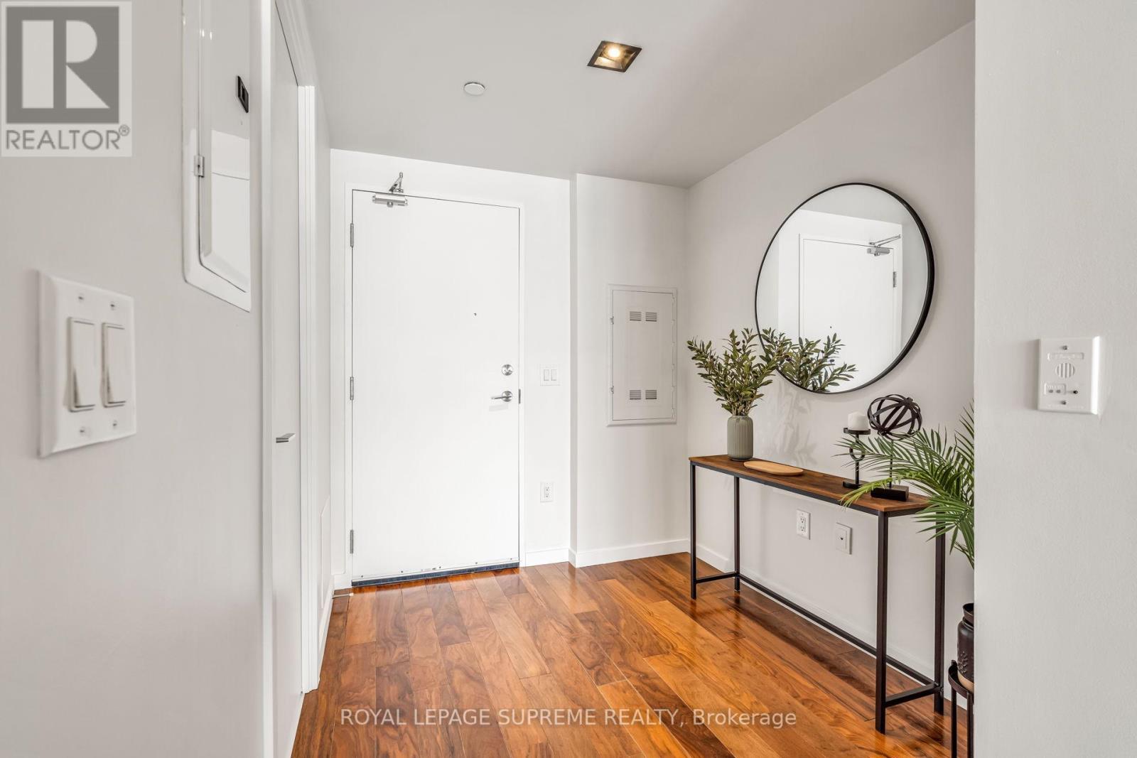 












523 - 32 TROLLEY CRESCENT

,
Toronto,




Ontario
M5A0E8

