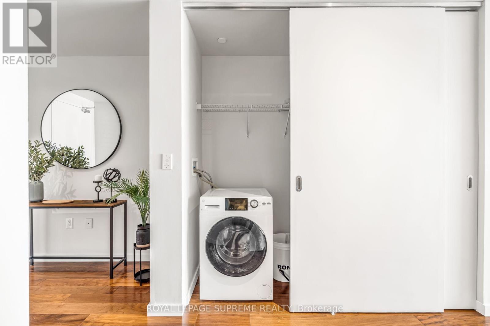 












523 - 32 TROLLEY CRESCENT

,
Toronto,




Ontario
M5A0E8

