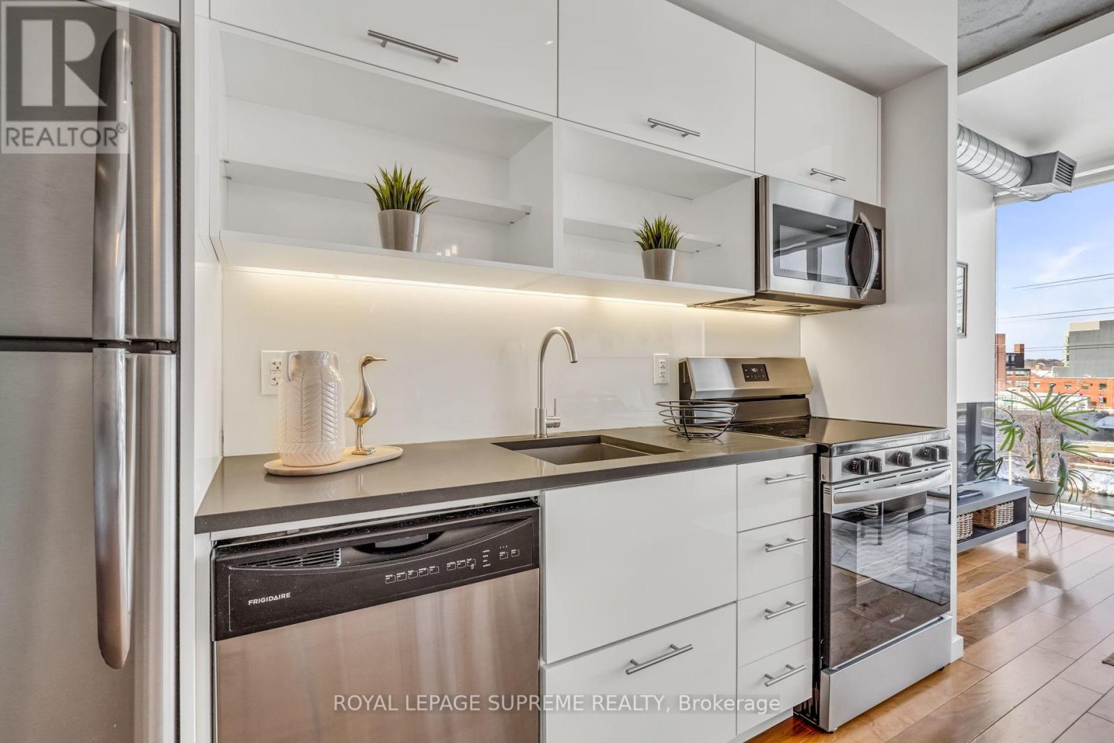 












523 - 32 TROLLEY CRESCENT

,
Toronto,




Ontario
M5A0E8

