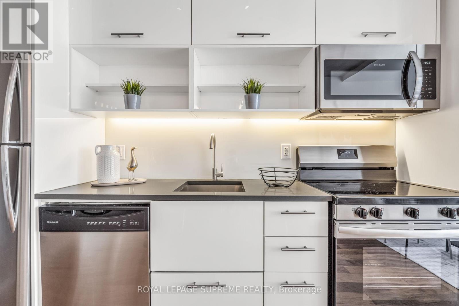 












523 - 32 TROLLEY CRESCENT

,
Toronto,




Ontario
M5A0E8

