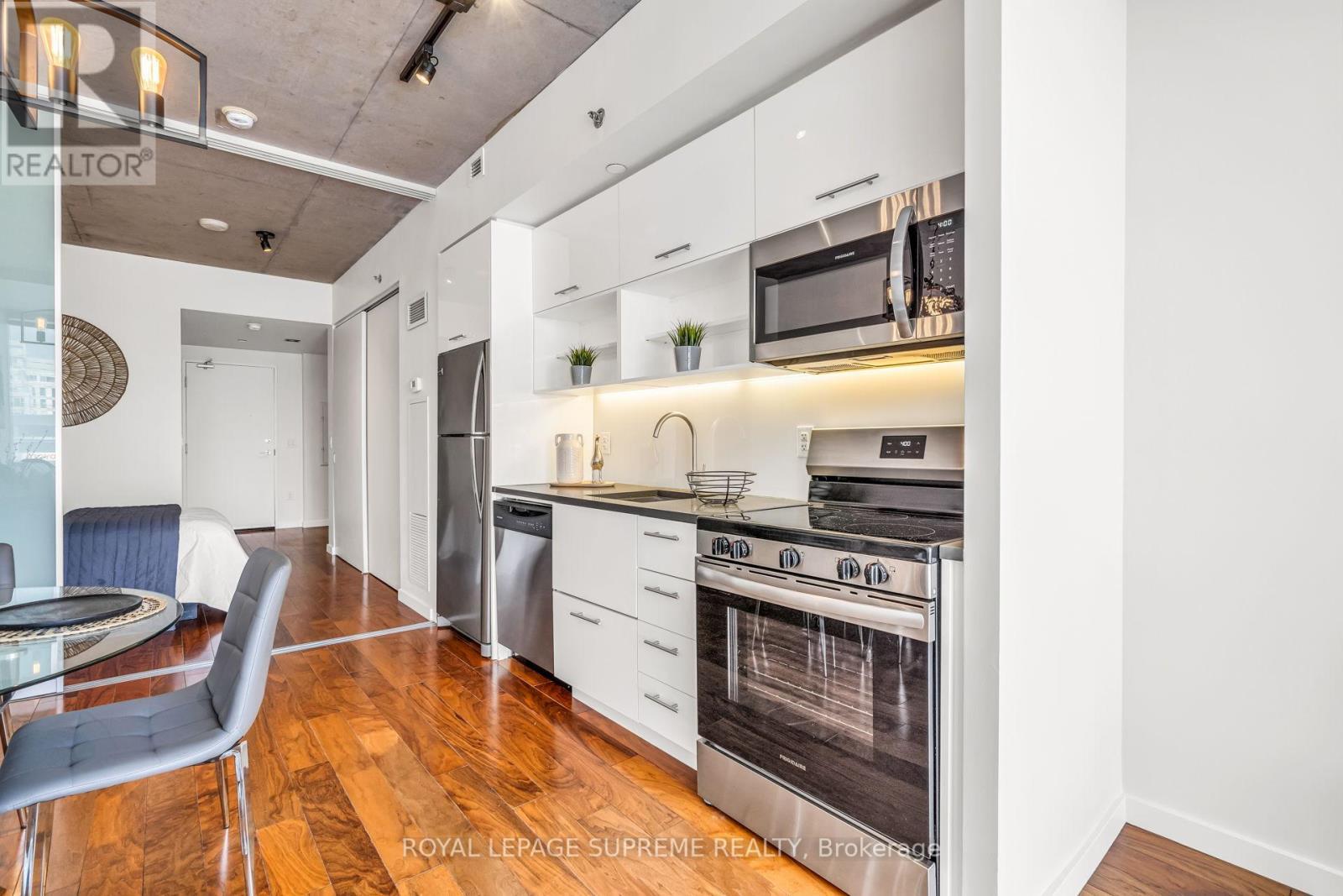 












523 - 32 TROLLEY CRESCENT

,
Toronto,




Ontario
M5A0E8

