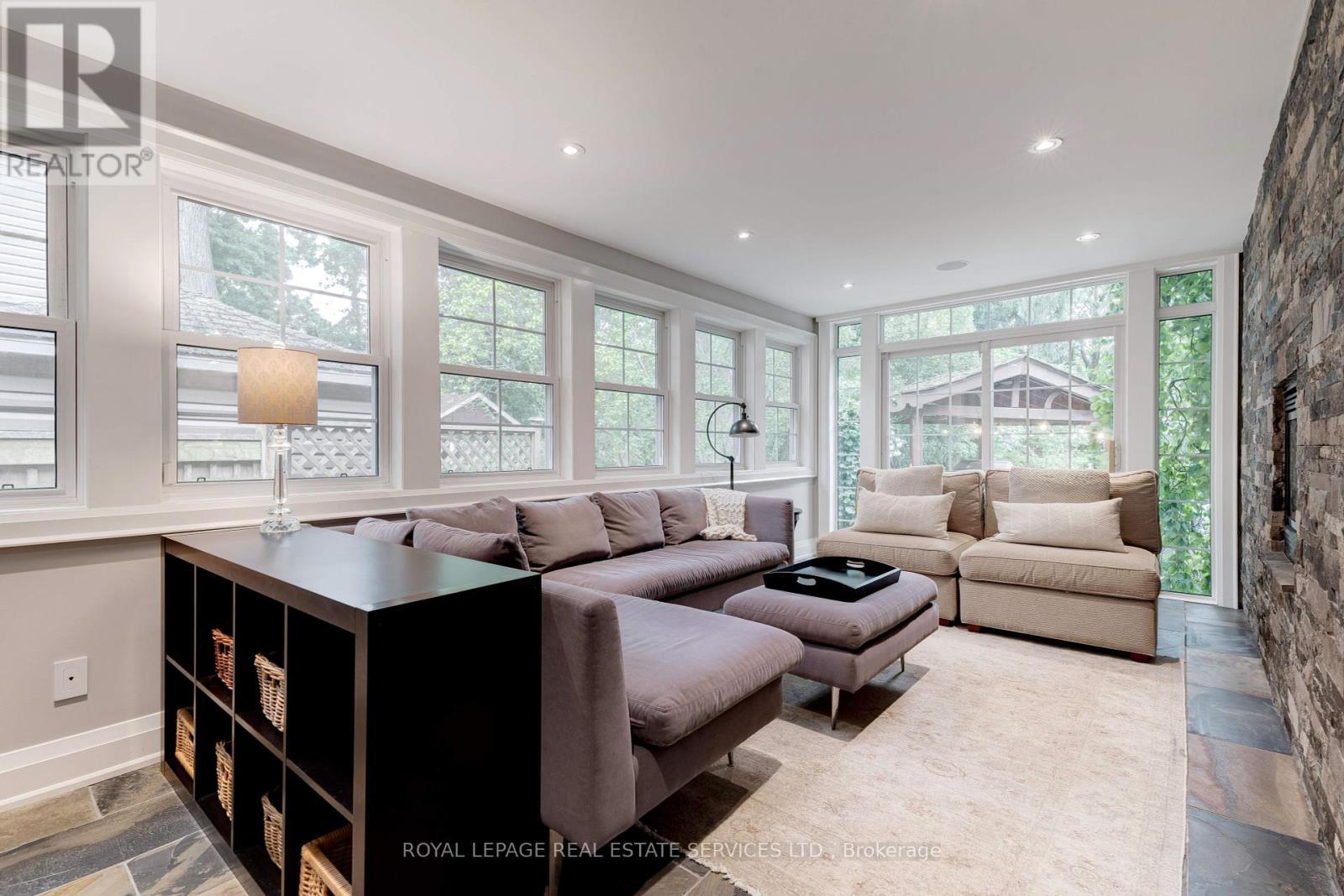 












938 MEADOW WOOD ROAD

,
Mississauga,




Ontario
L5J2S6

