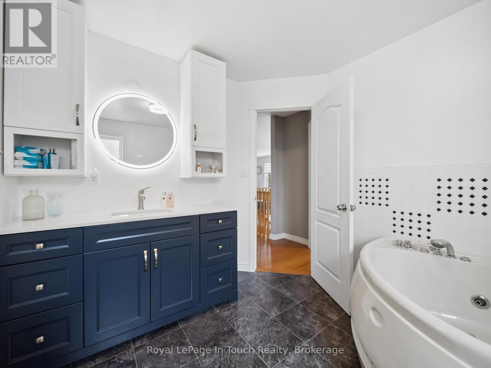 












29 DUFFY DRIVE

,
Tay,




Ontario
L0K2C0

