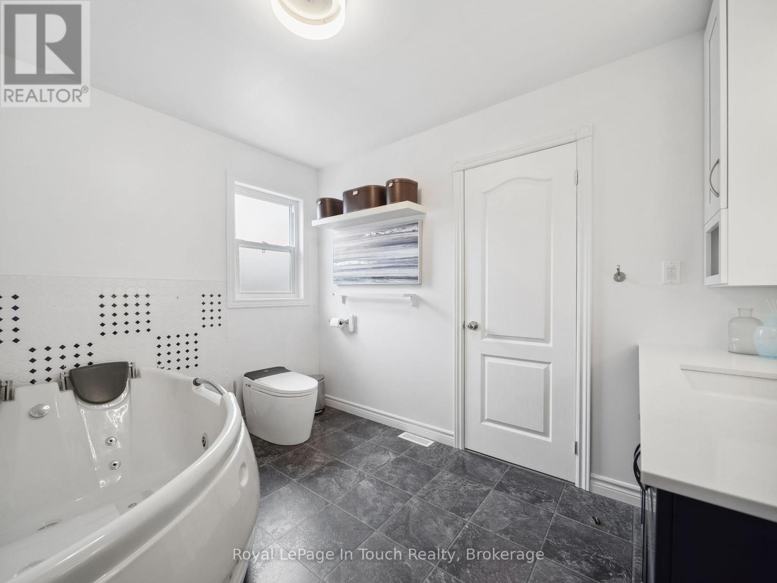 












29 DUFFY DRIVE

,
Tay,




Ontario
L0K2C0

