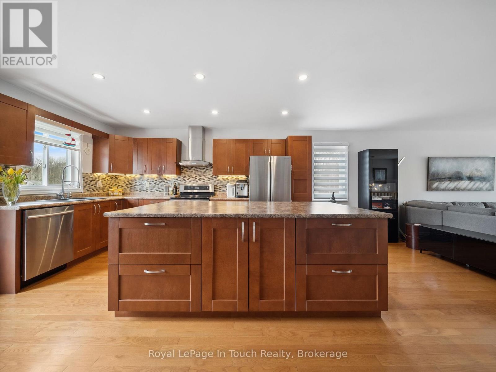 












29 DUFFY DRIVE

,
Tay,




Ontario
L0K2C0

