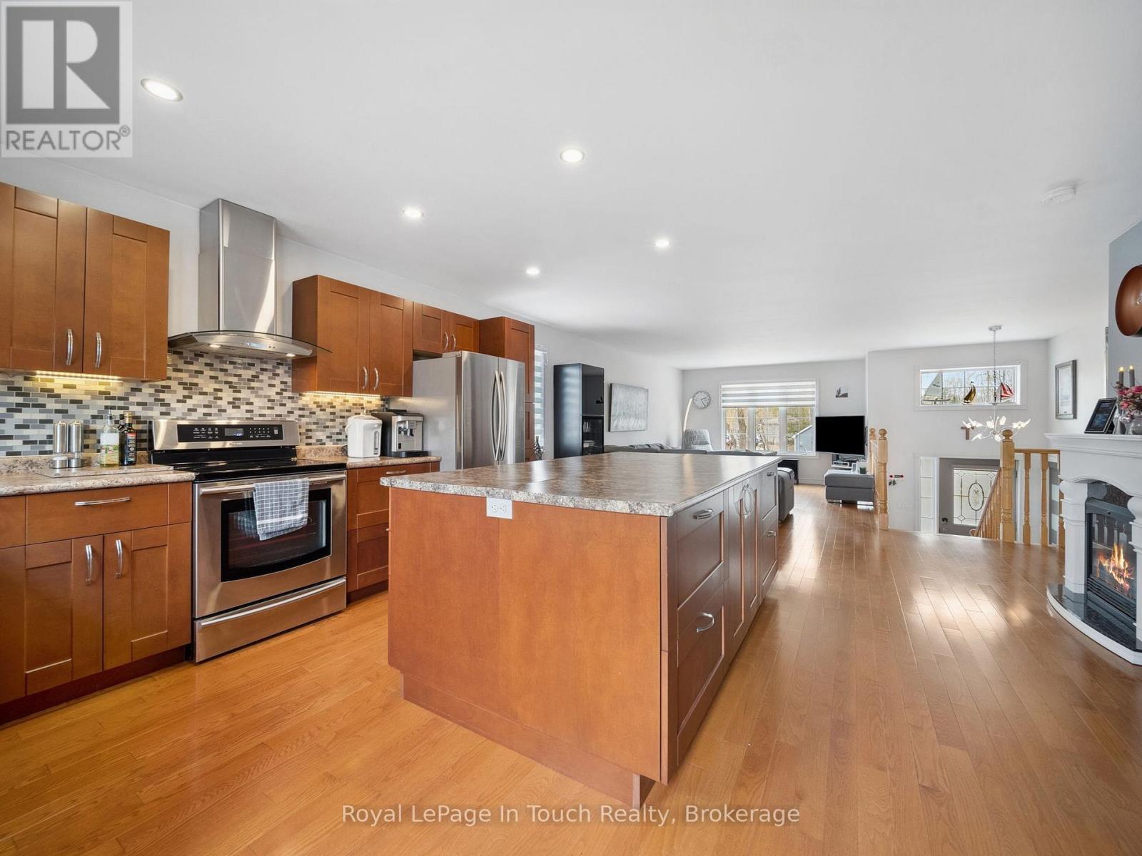 












29 DUFFY DRIVE

,
Tay,




Ontario
L0K2C0

